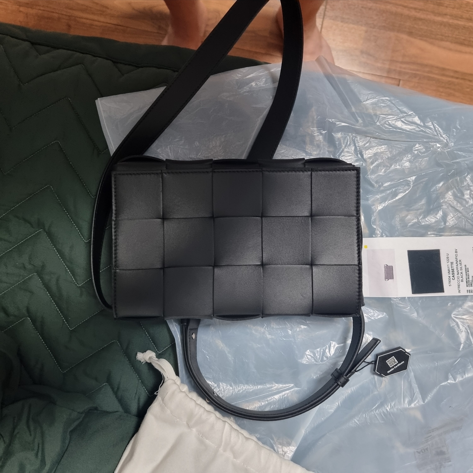 Bottega Veneta Lambskin Leather Cassette Black 착용 스타일