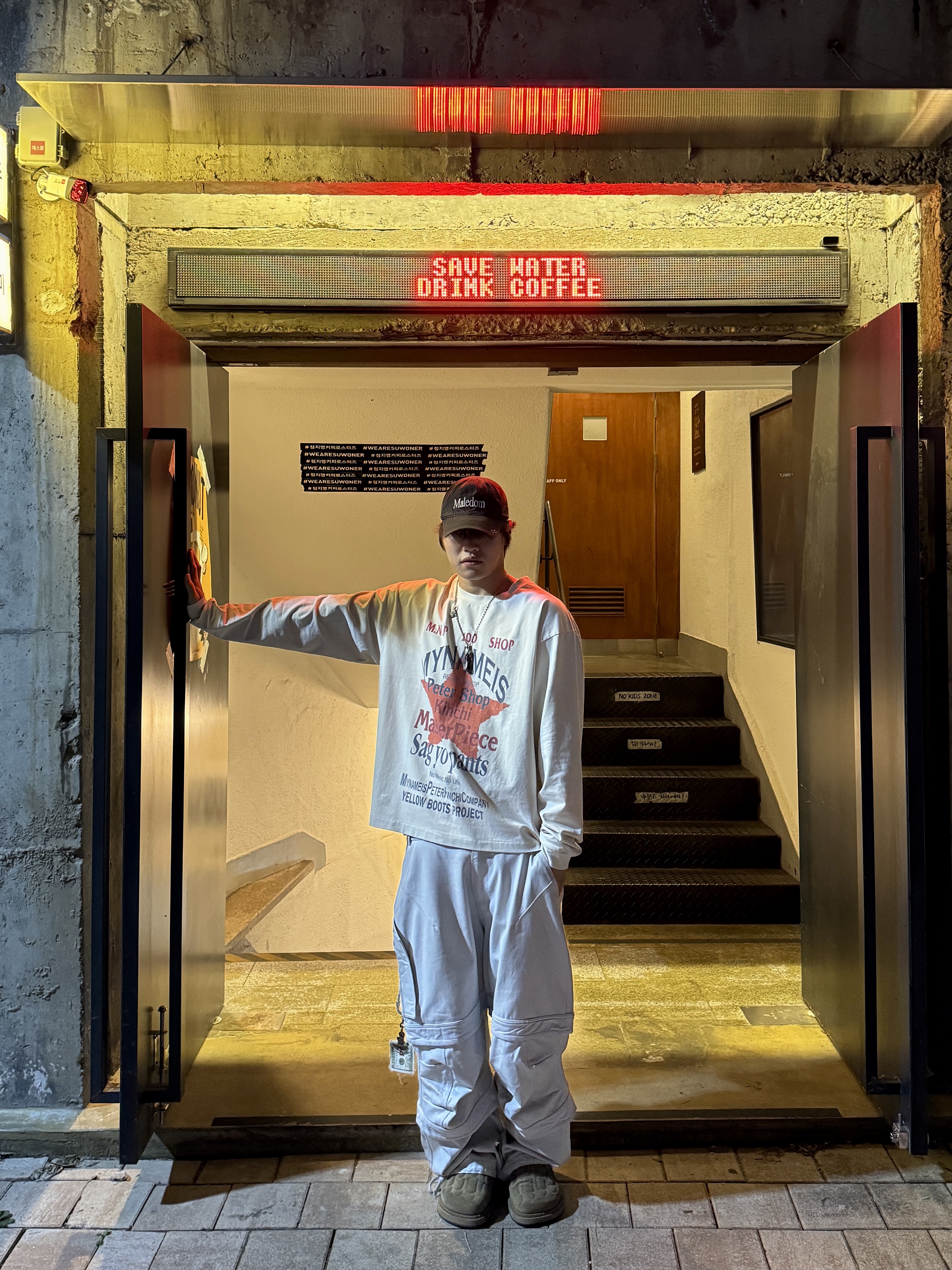Farfromwhat Far Layered Work Pants White, Kinchi x Yiyae Bone Mule Camel 착용 스타일 - 1