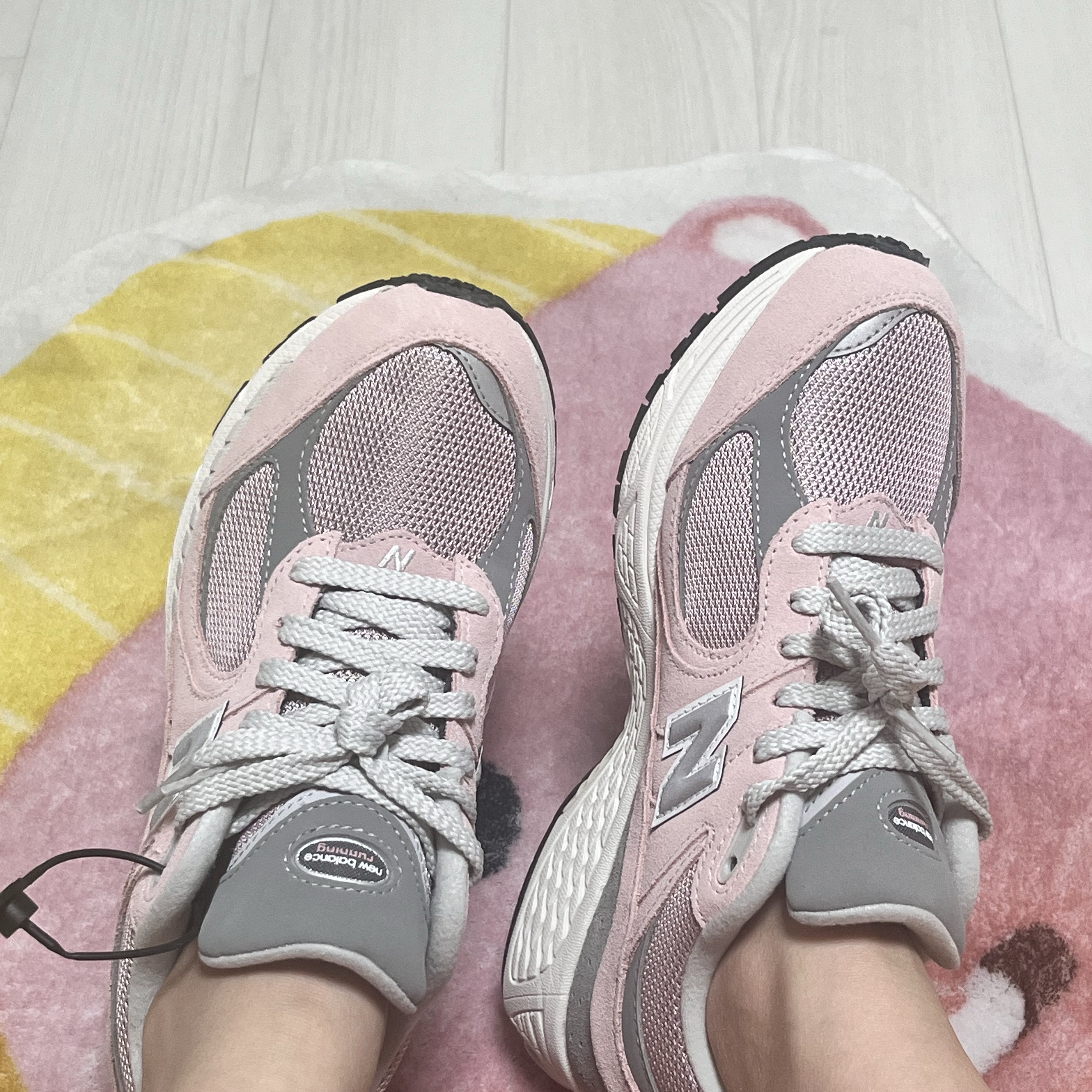 New Balance 2002R Orb Pink 착용 스타일
