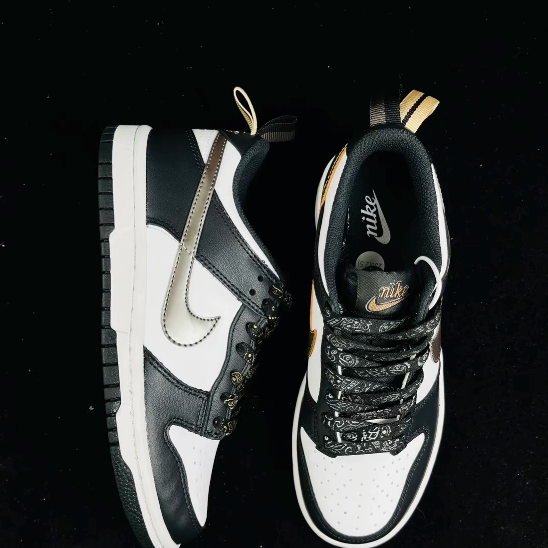 (GS) Nike Dunk Low SE Off Noir Summit White Metallic Pewter 착용 스타일 - 3