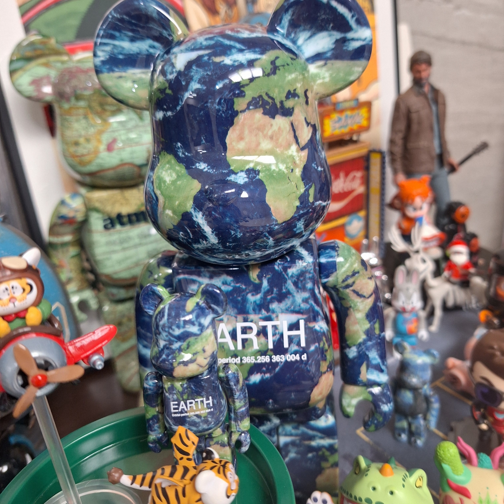 Bearbrick 25th Anniversary Exhibition Earth 100% & 400% Set 착용 스타일