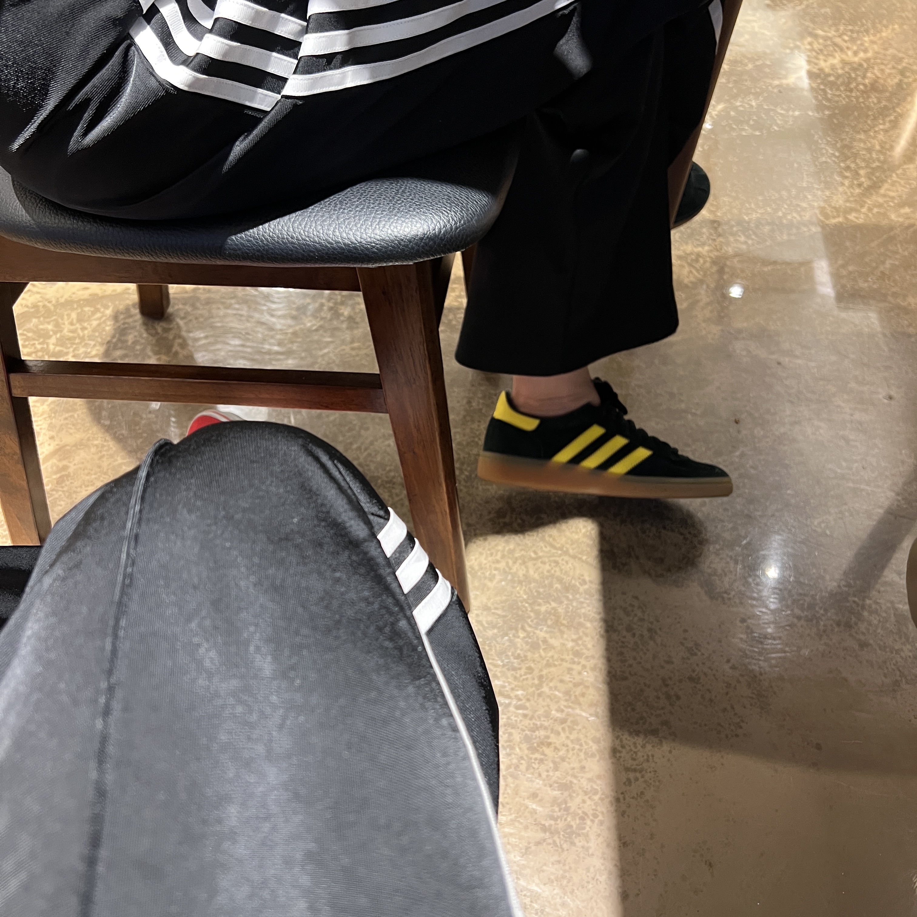 (W) Adidas Originals Firebird Loose Track Pants Black - KR Sizing 착용 스타일