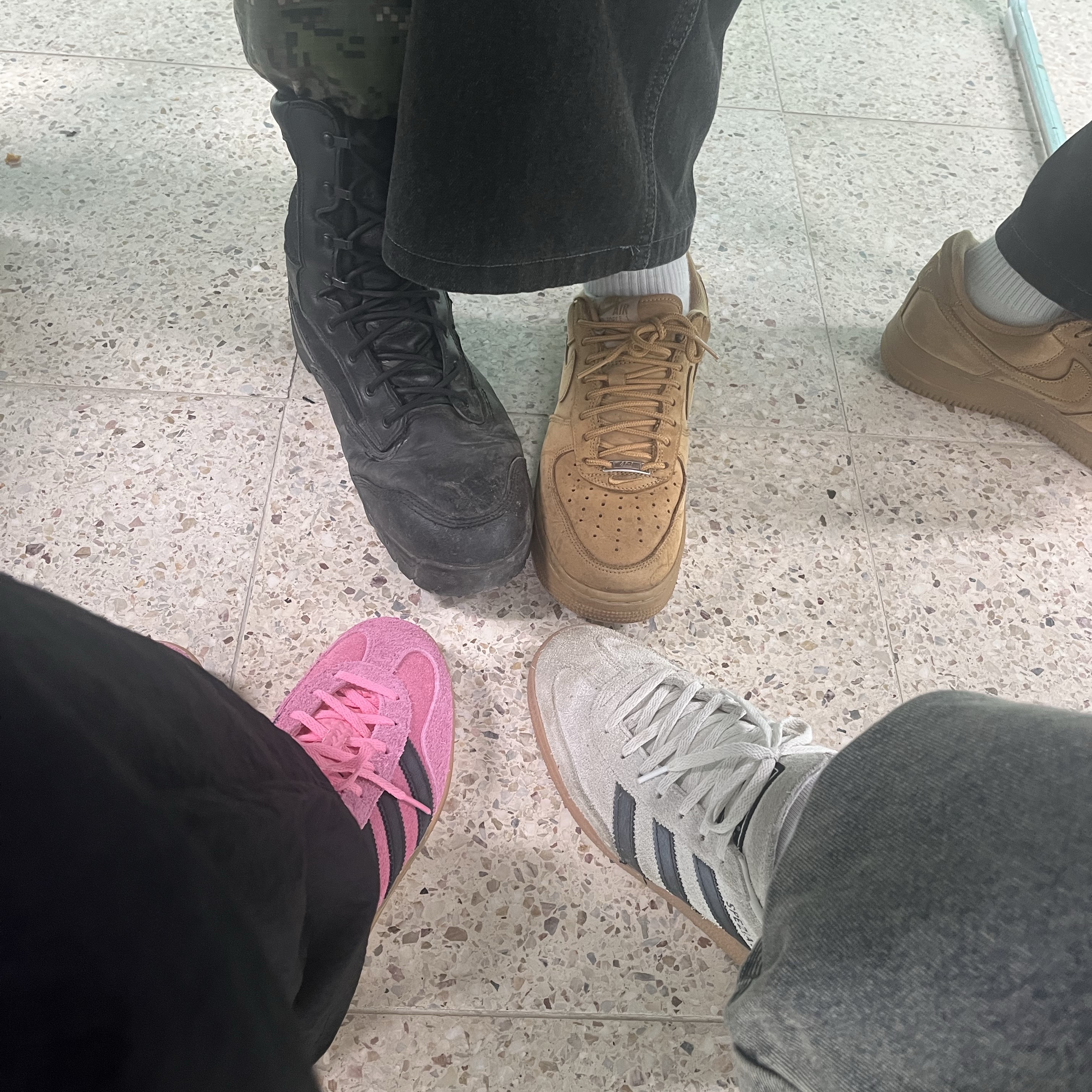 (W) Adidas Gazelle Indoor Bliss Pink, (W) Adidas Spezial Handball Aluminium Core Black 착용 스타일