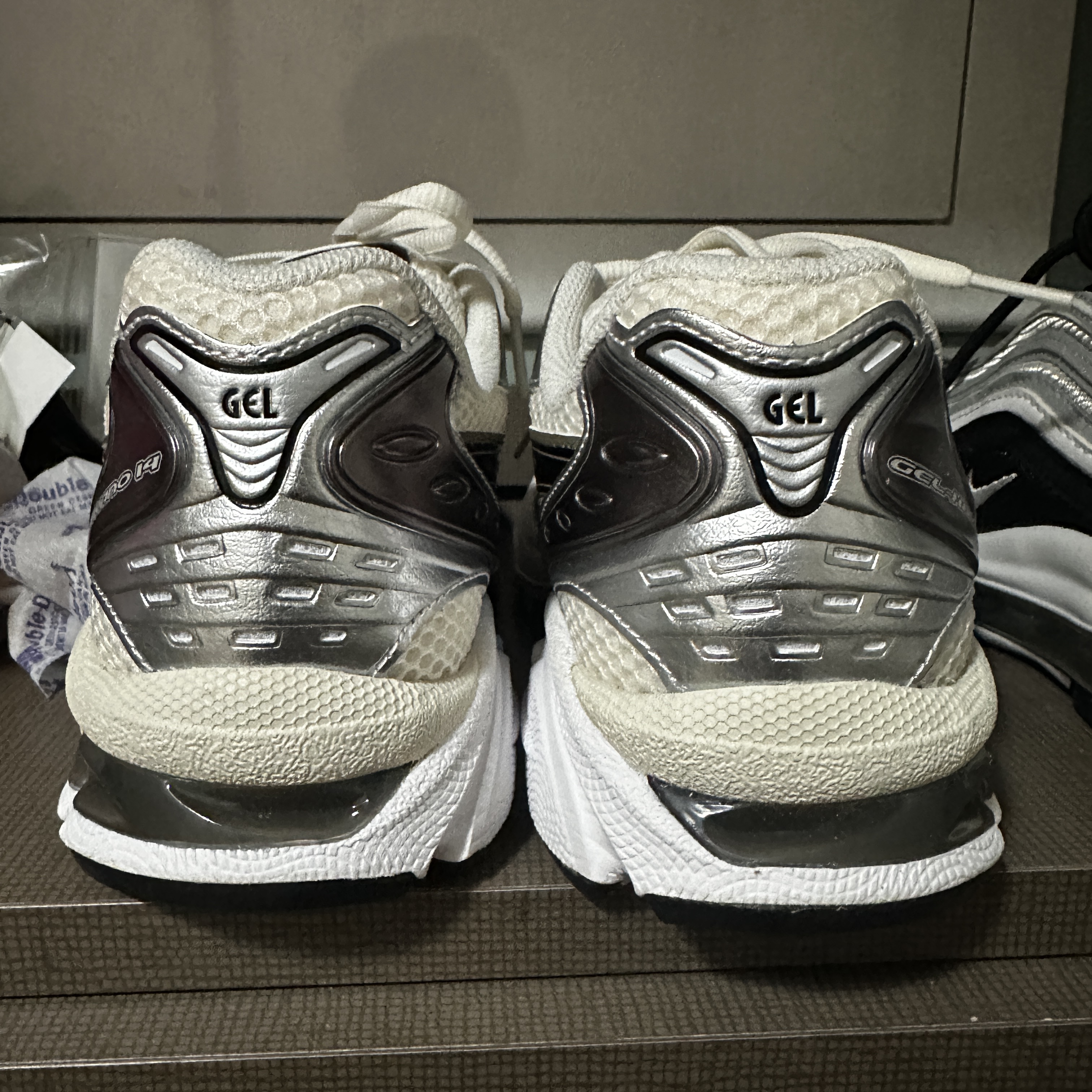 Asics Gel-Kayano 14 Cream Black 착용 스타일 - 2