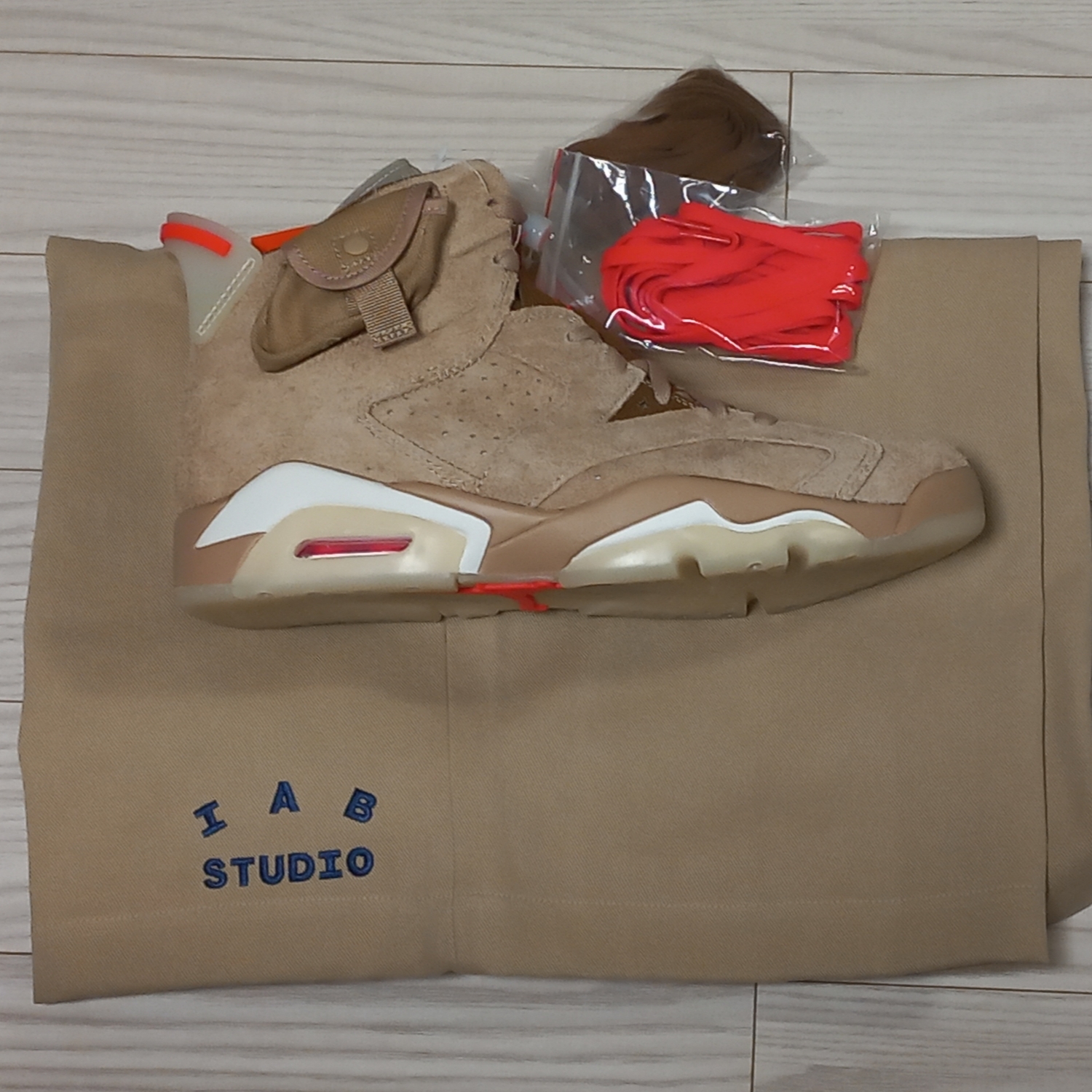 IAB Studio Chino Shorts Beige, Jordan 6 x Travis Scott Retro SP British Khaki 착용 스타일