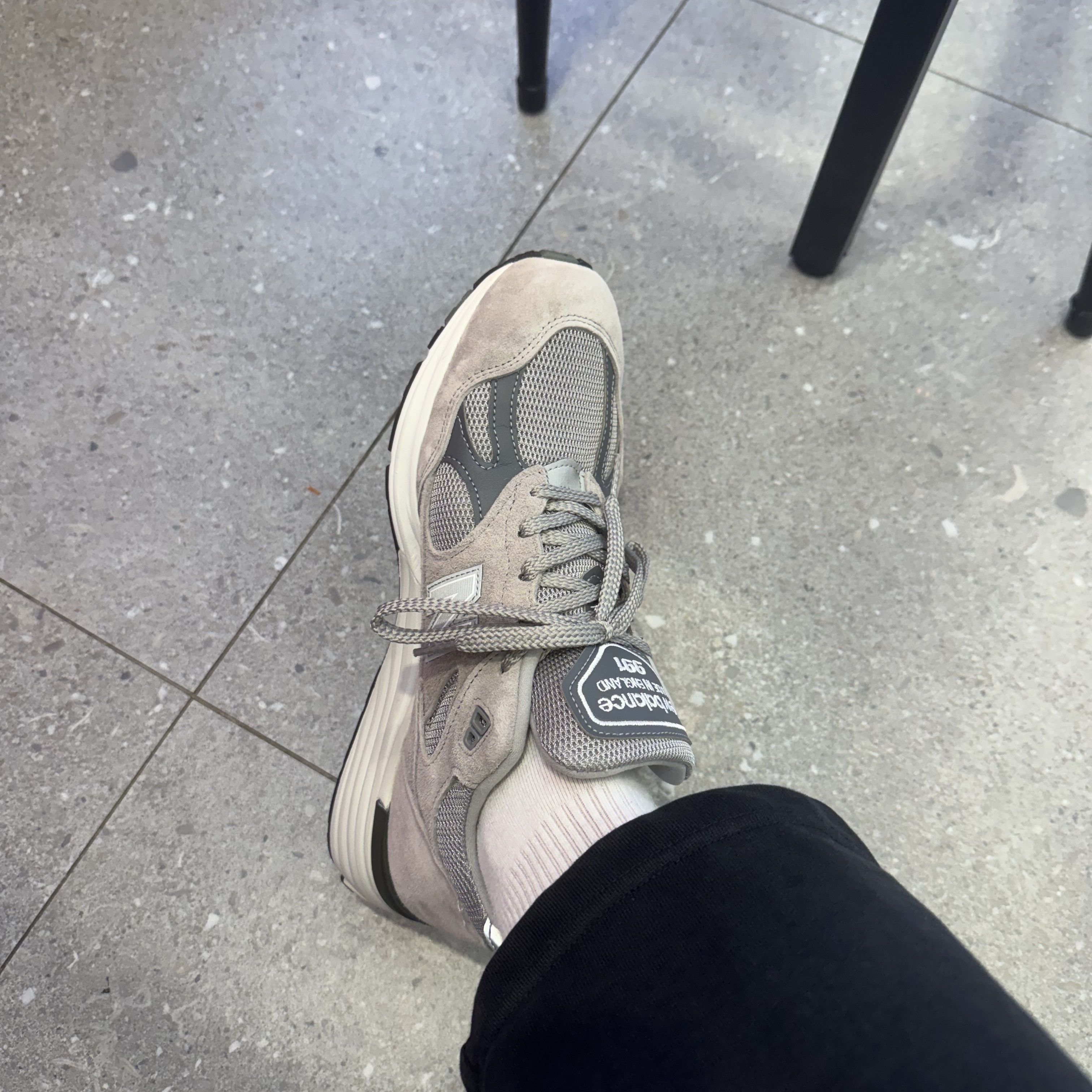 New Balance 991v2 Made in UK Rock Ridge Alloy Silver 착용 스타일