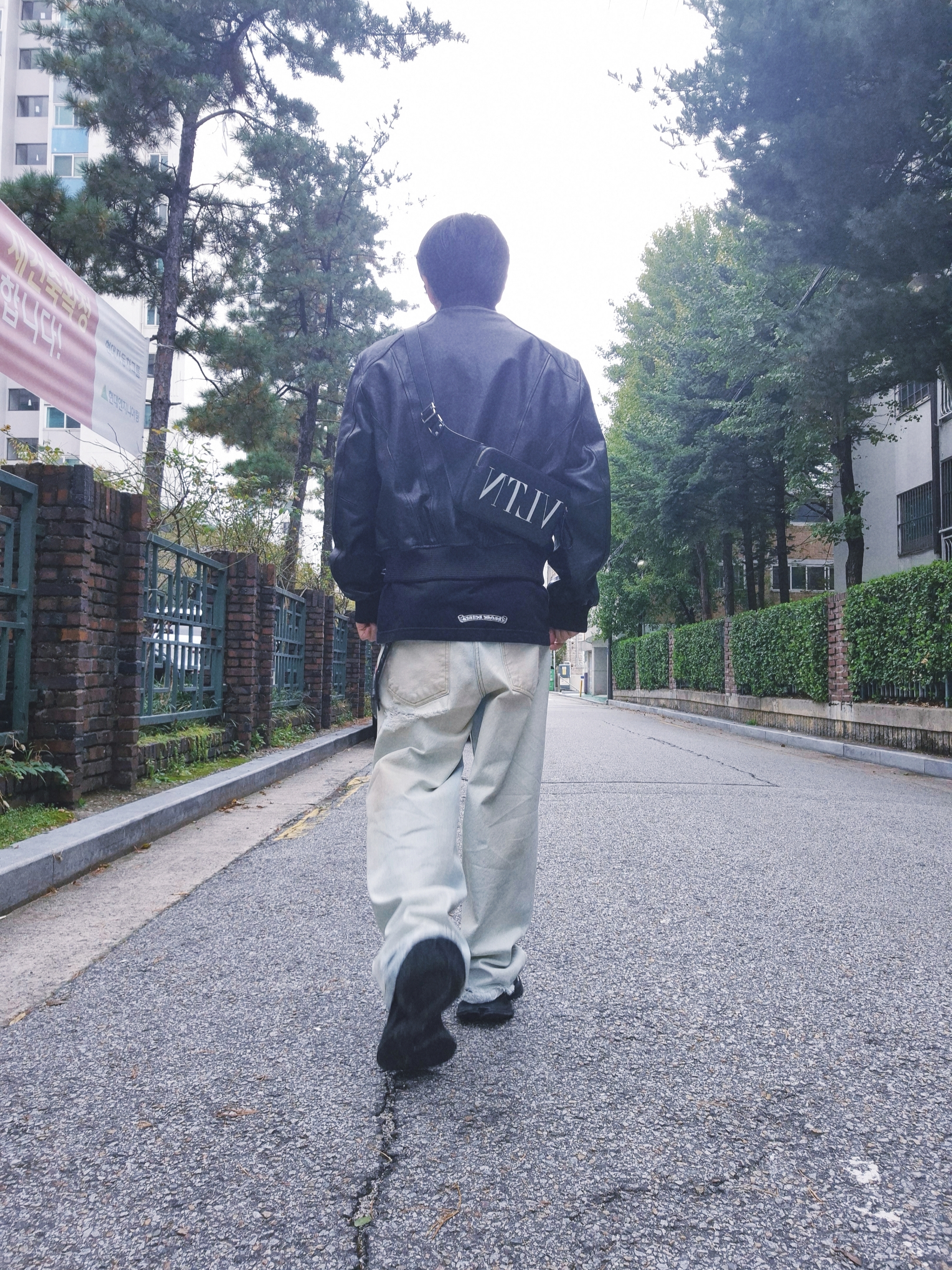 Valentino Leather VLTN Belt Bag Black, Chrome Hearts Scroll Logo T-Shirt Black - Tokyo Exclusive 착용 스타일 - 7