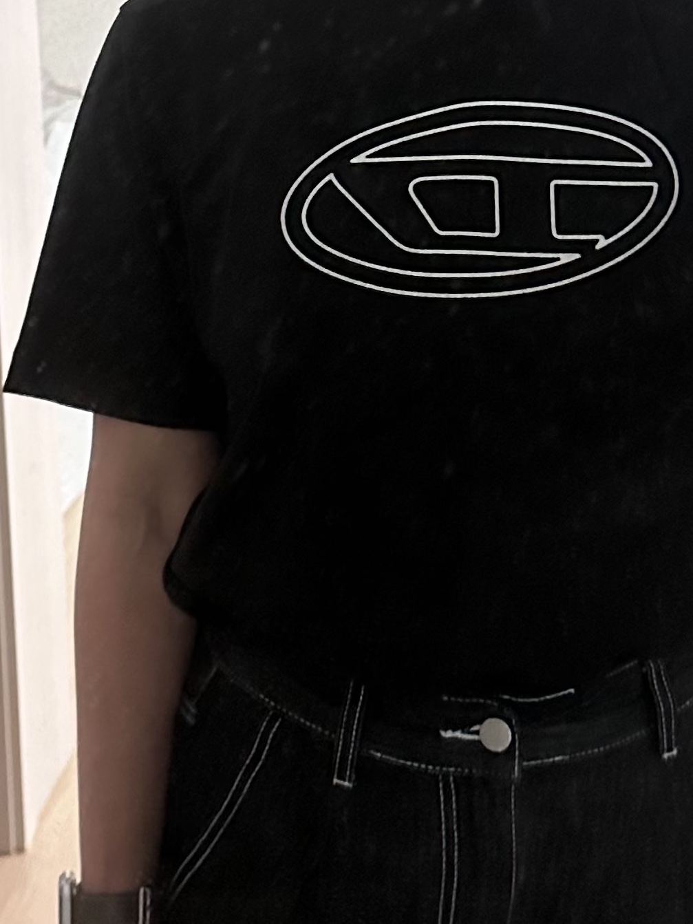 Diesel T-Just-Bigoval Vintage Cotton Jersey T-Shirt Black 착용 스타일