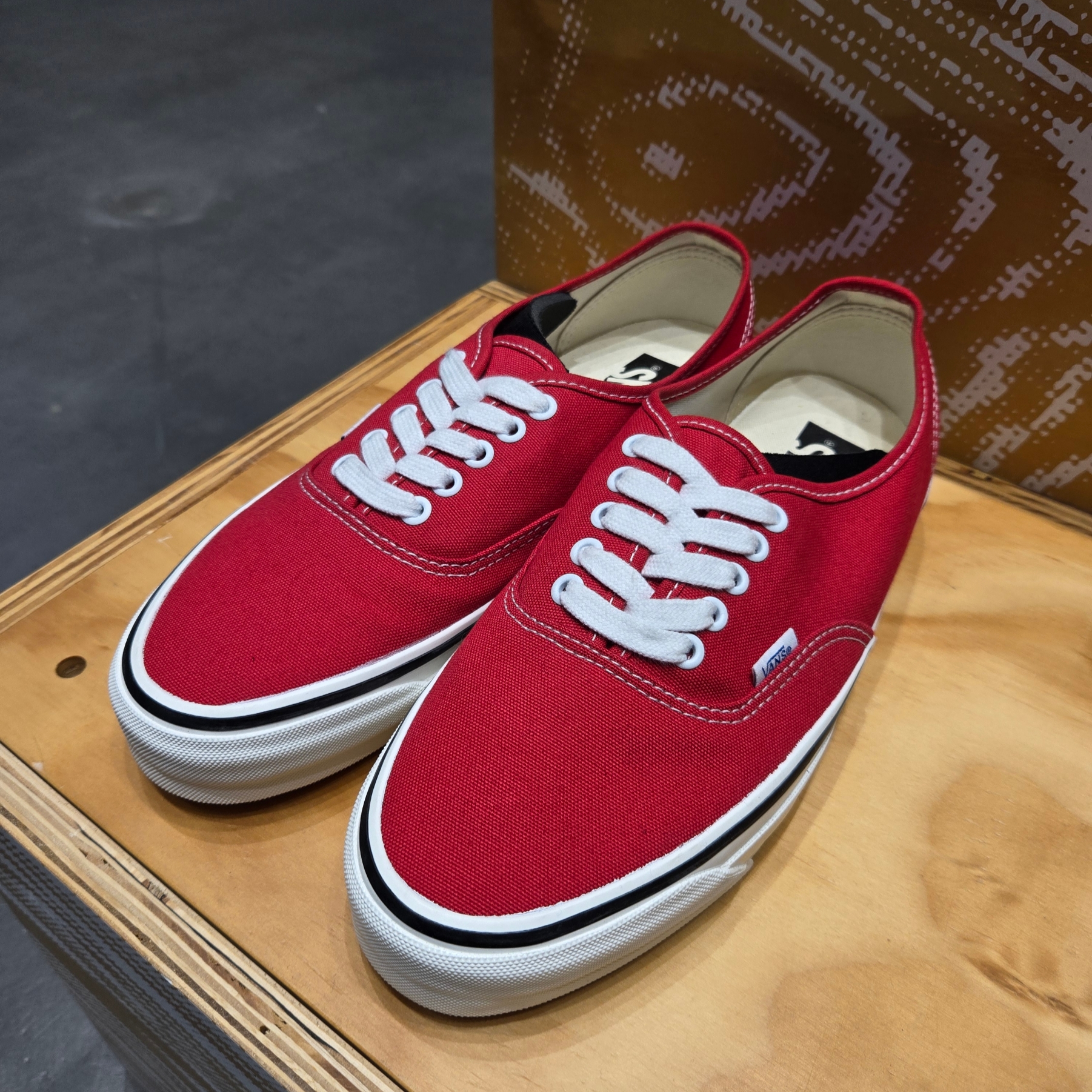 Vans Authentic 44 DX Anaheim Factory Racing Red 착용 스타일