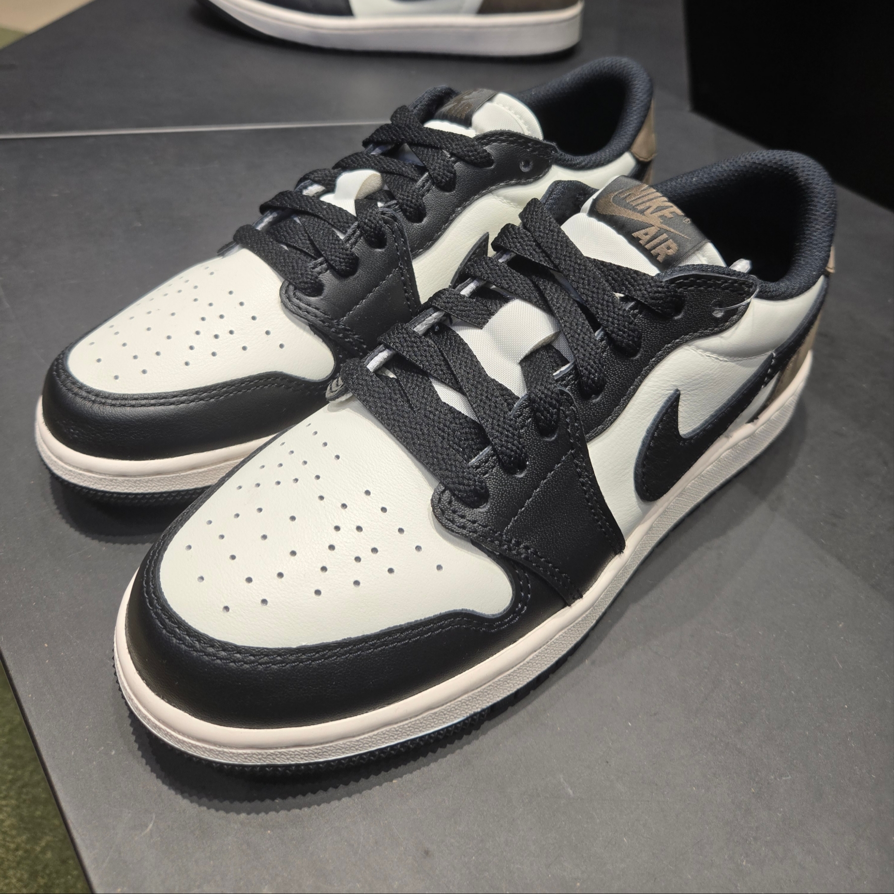 Jordan 1 Retro Low OG Mocha 착용 스타일