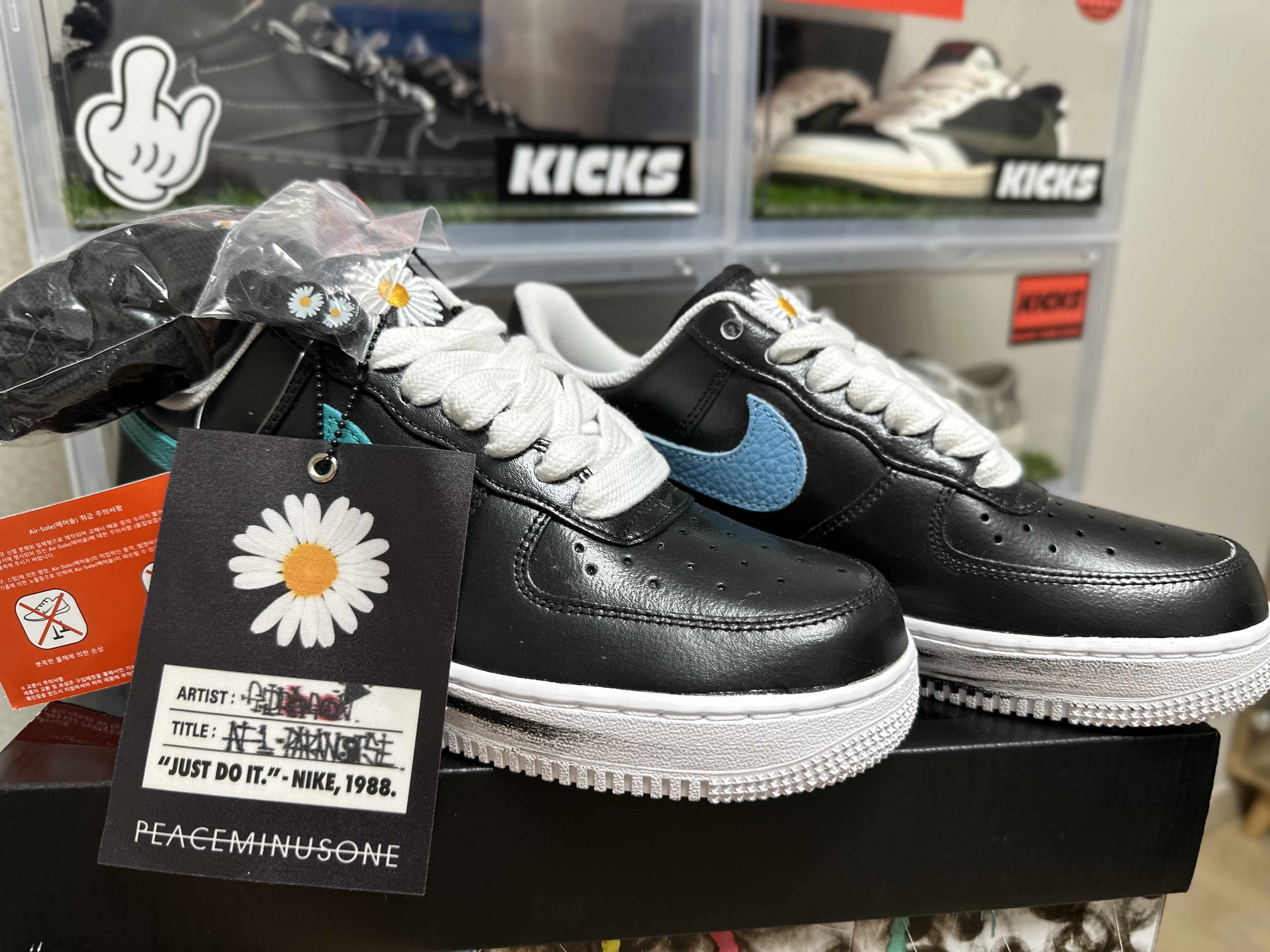 Nike x Peaceminusone Air Force 1 Low Para-Noise 3.0 Black and Multicolor, (W) Jordan 1 x Travis Scott Retro Low OG SP Medium Olive 착용 스타일 - 1