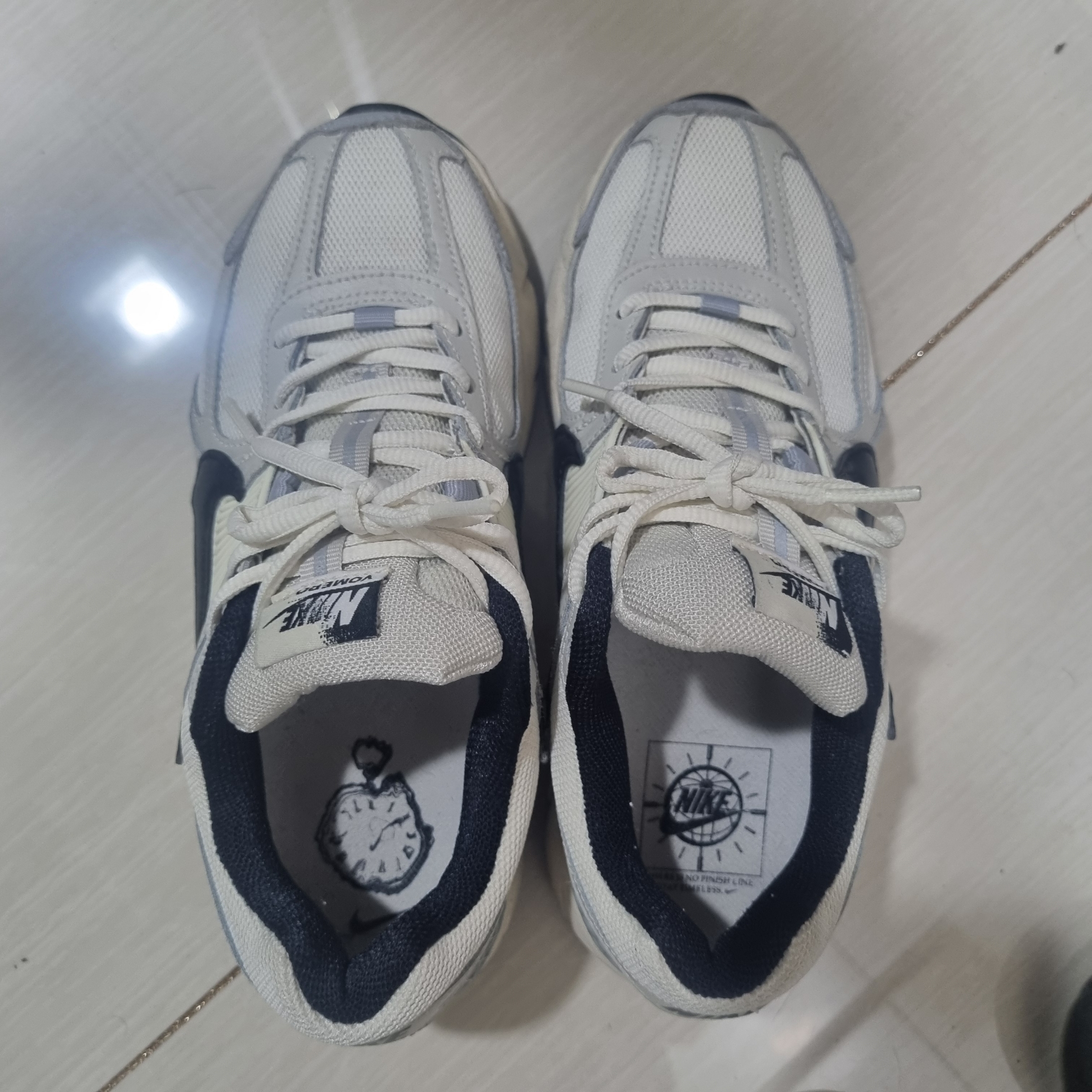 (W) Nike Zoom Vomero 5 Wolf Grey and Black 착용 스타일