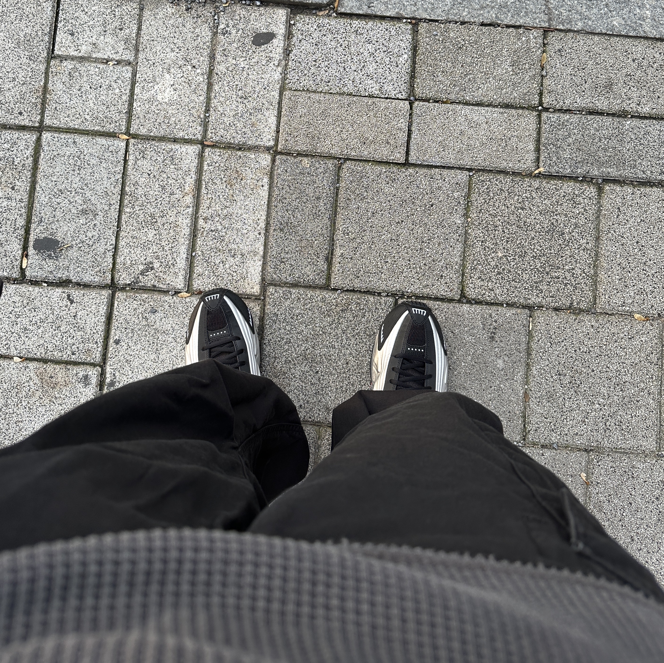 Nike Shox R4 Black and Metallic Silver 착용 스타일 - 1