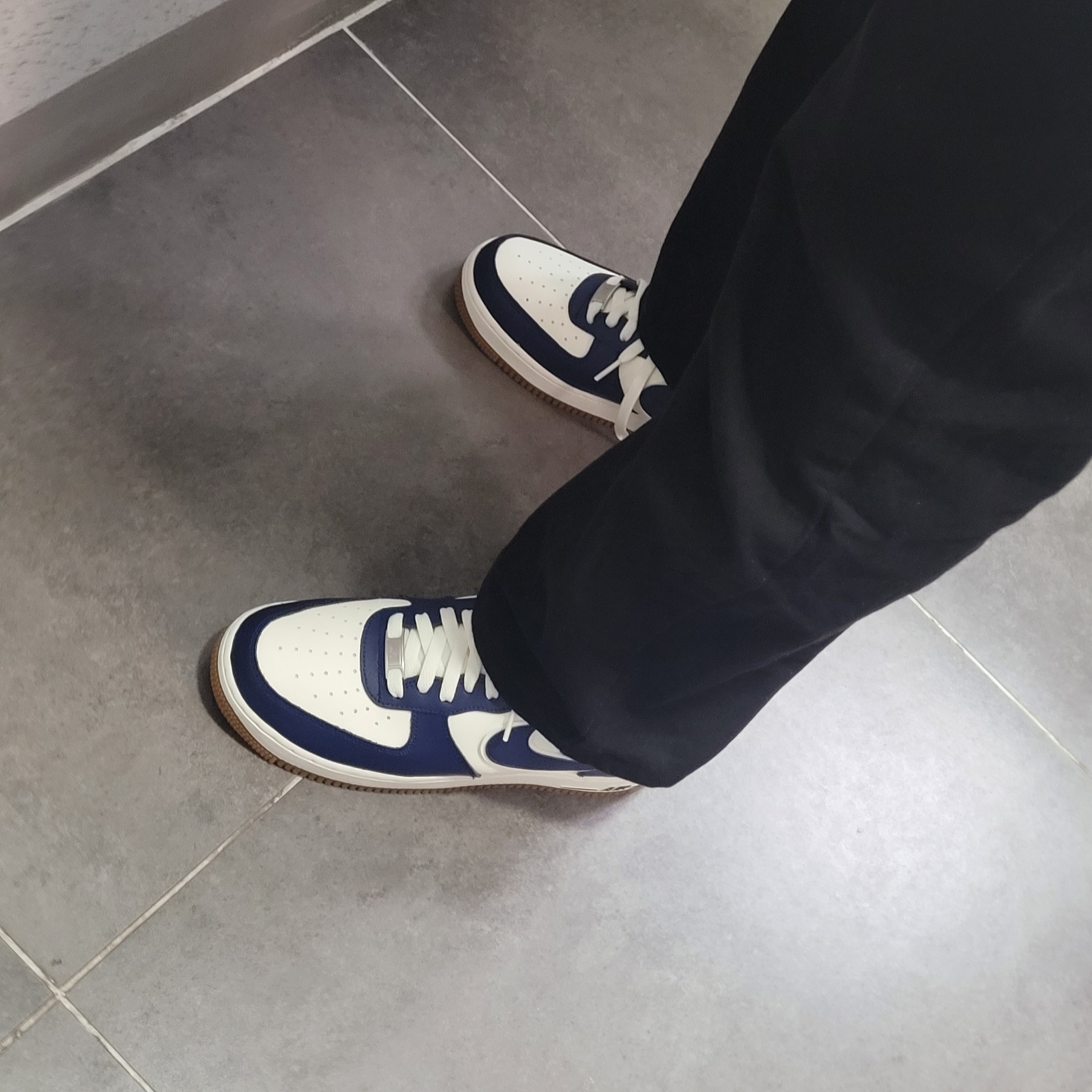 Nike Air Force 1 '07 LV8 Midnight Navy 착용 스타일