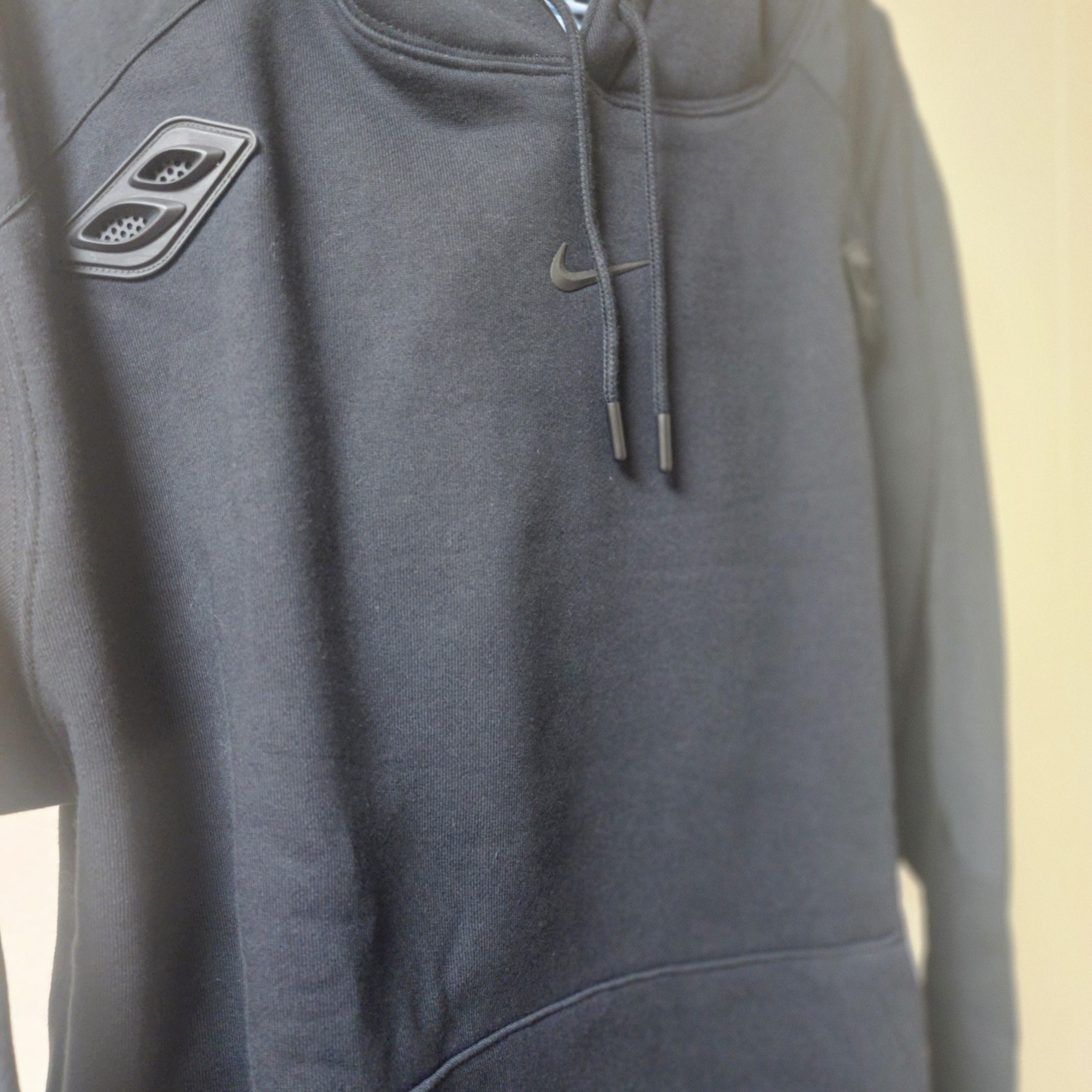 Nike x Drake Nocta x Kar L'Art De L'Automobile Asphalt Hoodie Black (FD2203-010) 착용 스타일 - 2