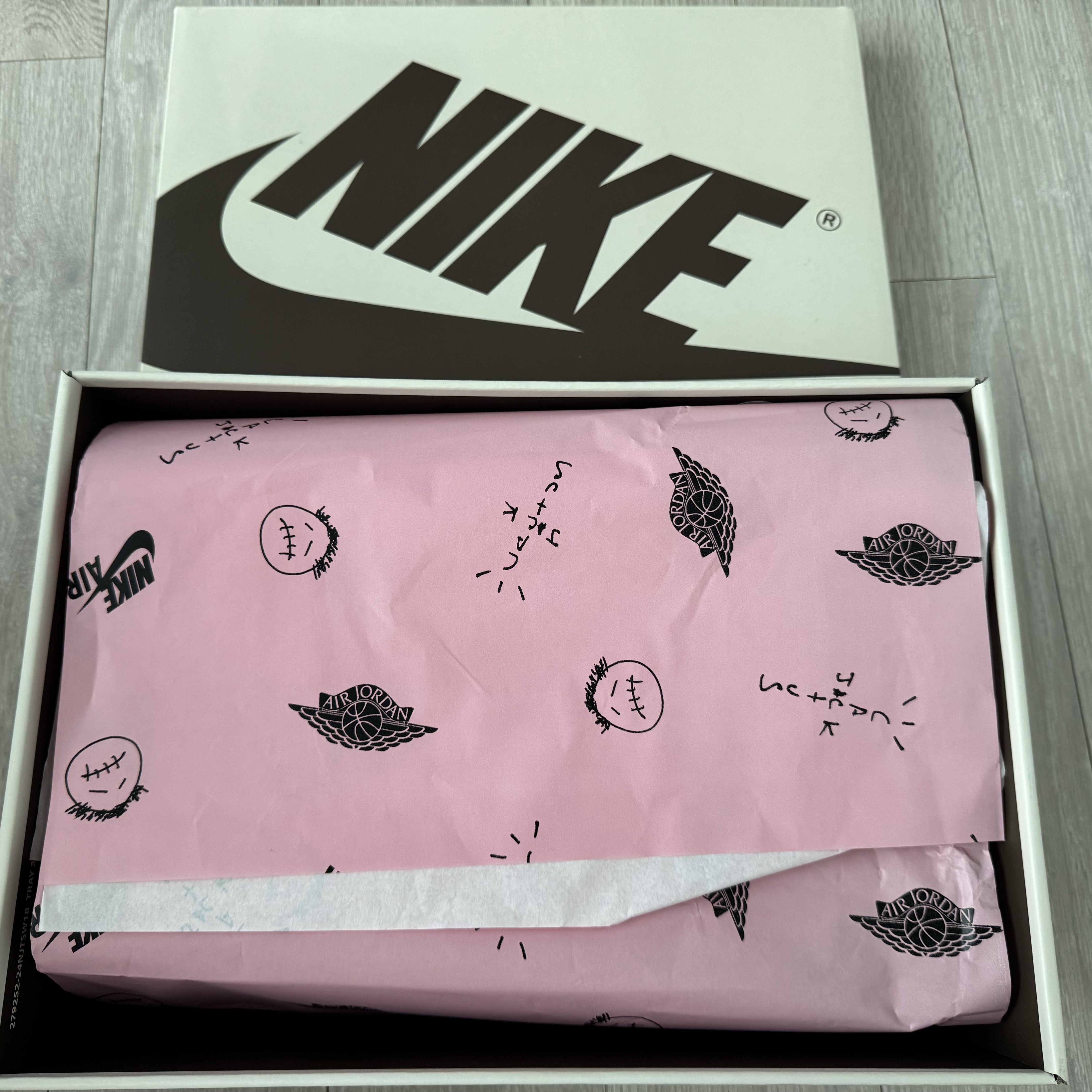(W) Jordan 1 x Travis Scott Retro Low OG SP Canary 착용 스타일 - 2