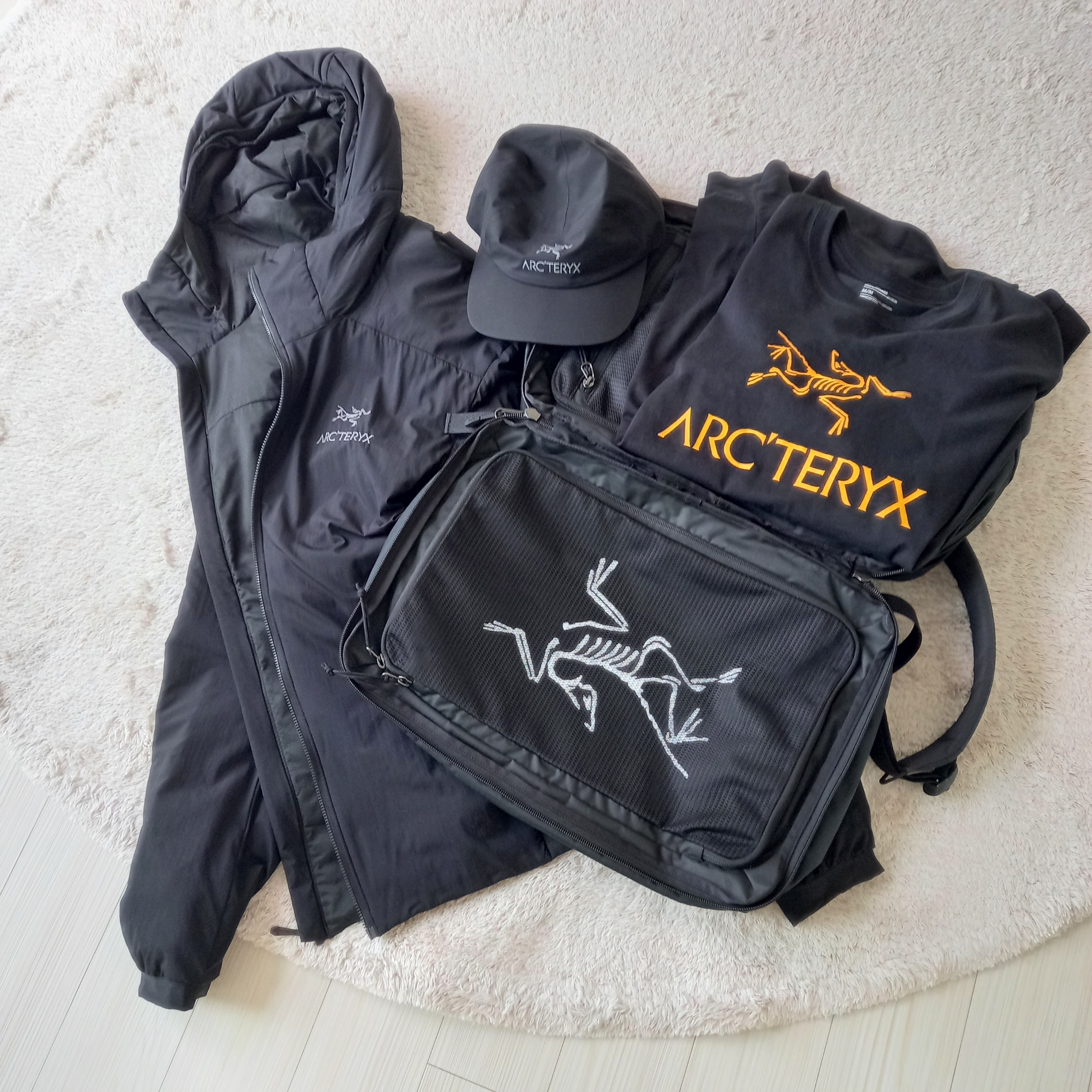 Arc'teryx Atom Hoody Black, Arc'teryx Arc'word Logo SS T-Shirt Black II 착용 스타일
