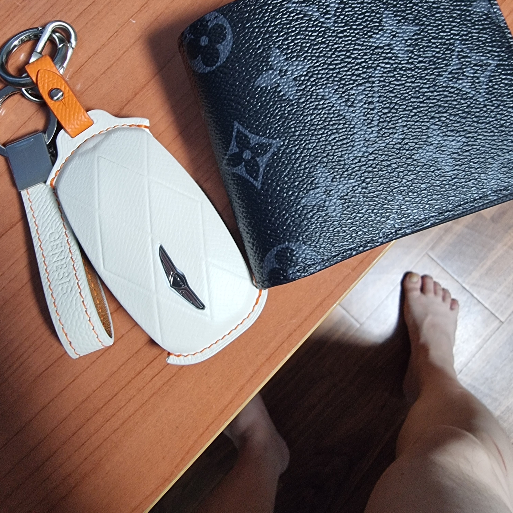 Louis Vuitton Multiple Wallet Monogram Eclipse 착용 스타일