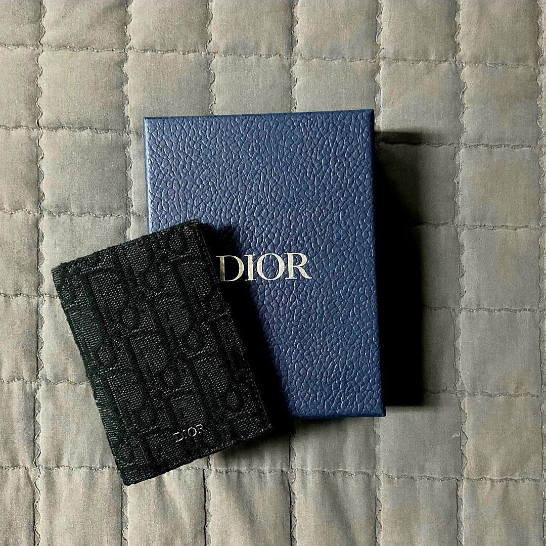 Dior Bi-Fold Card Holder Black Dior Oblique Jacquard 착용 스타일