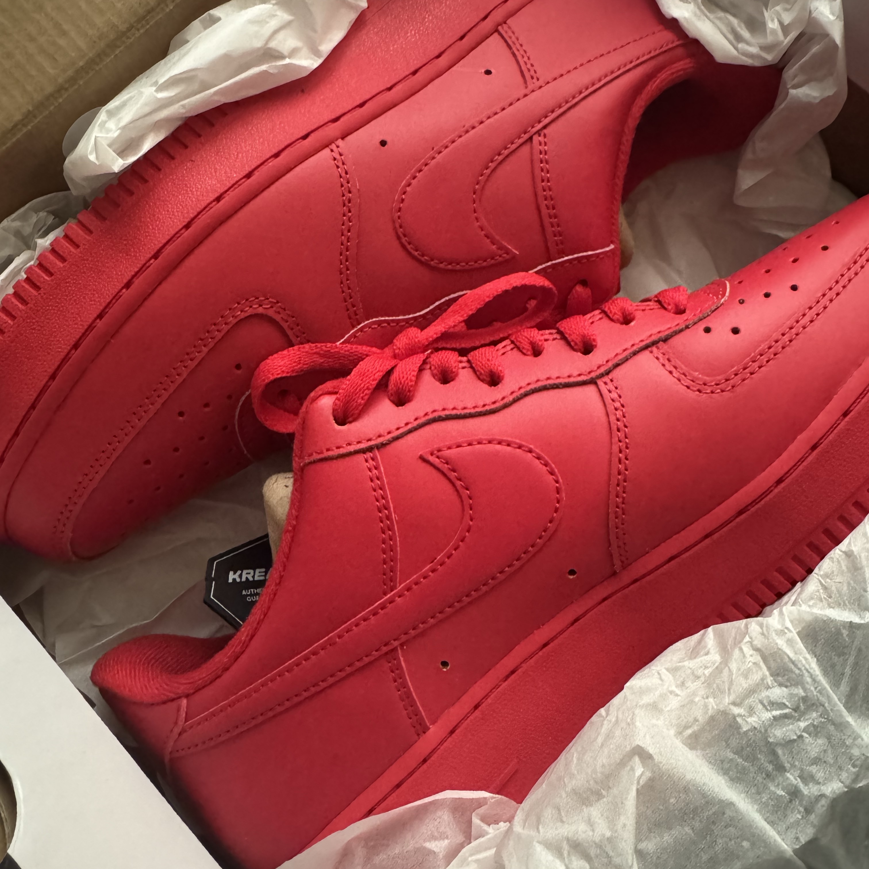 Nike Air Force 1 '07 LV8 Low 1 Triple Red 착용 스타일