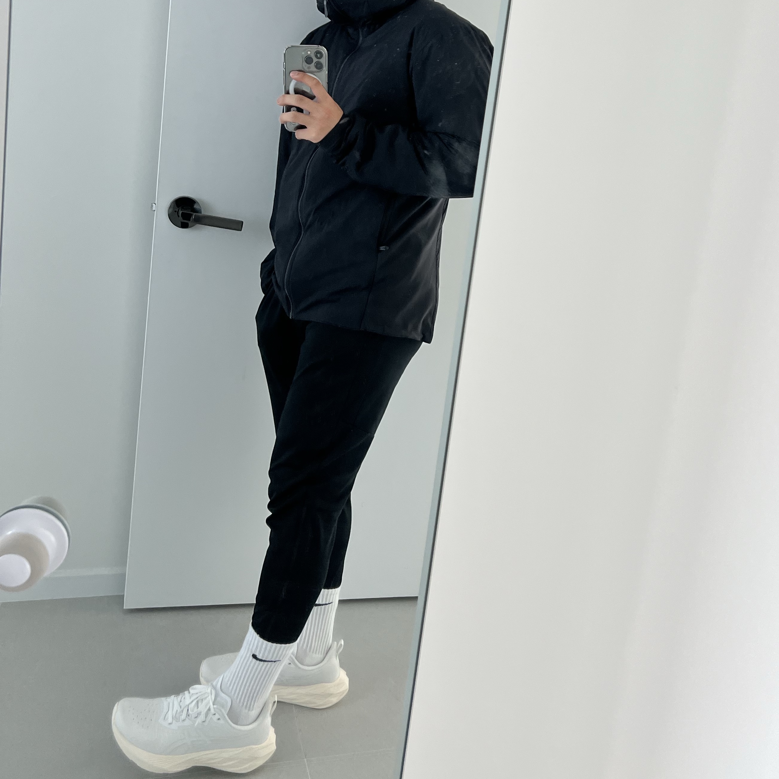Asics Novablast 4 White, Nike Phenom Elite Woven Running Pants Black - Asia 착용 스타일 - 1