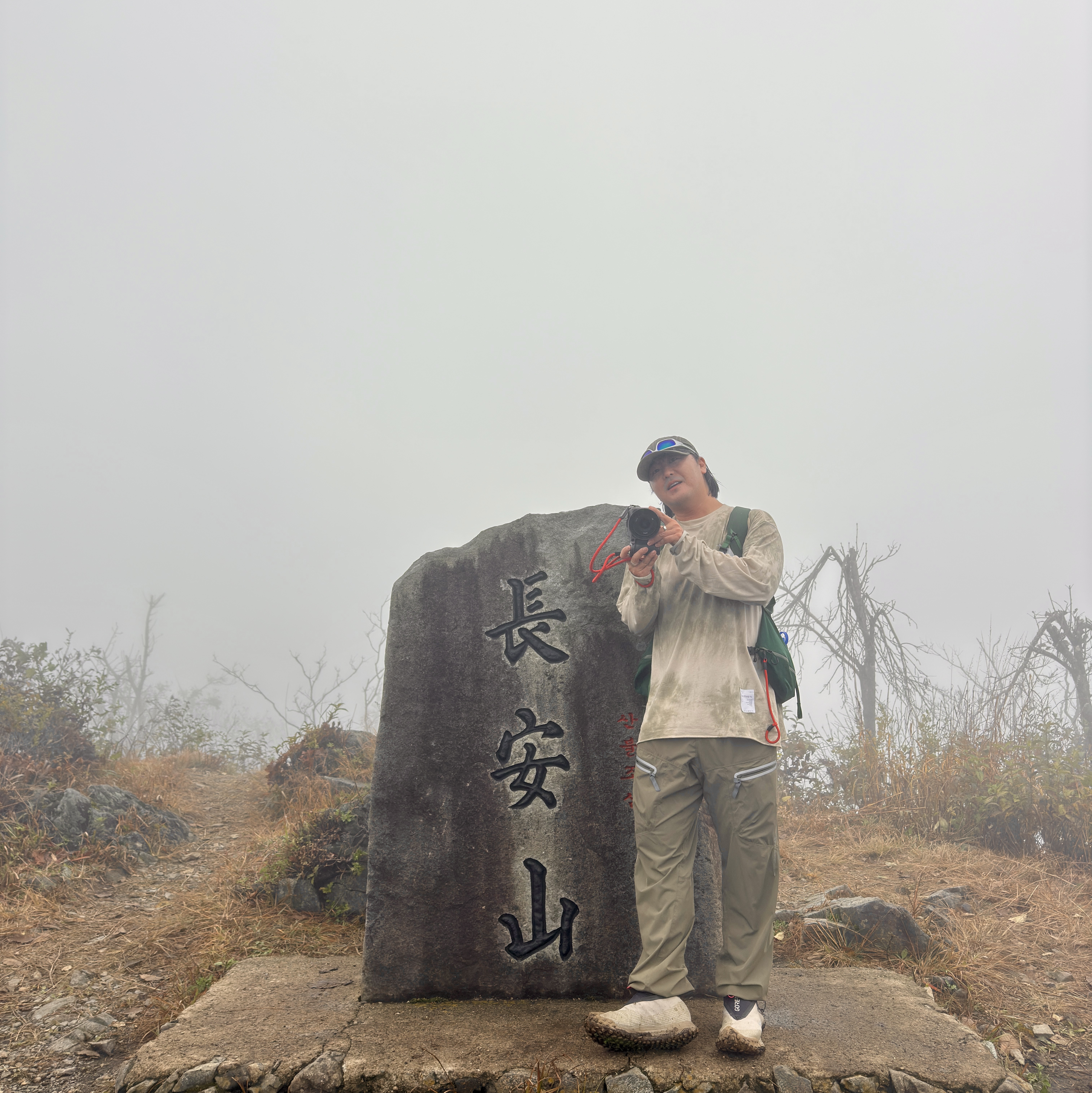 And Wander Pertex Shield Rain Jacket Dark Gray, And Wander JQ Tape Cap khaki 착용 스타일 - 2