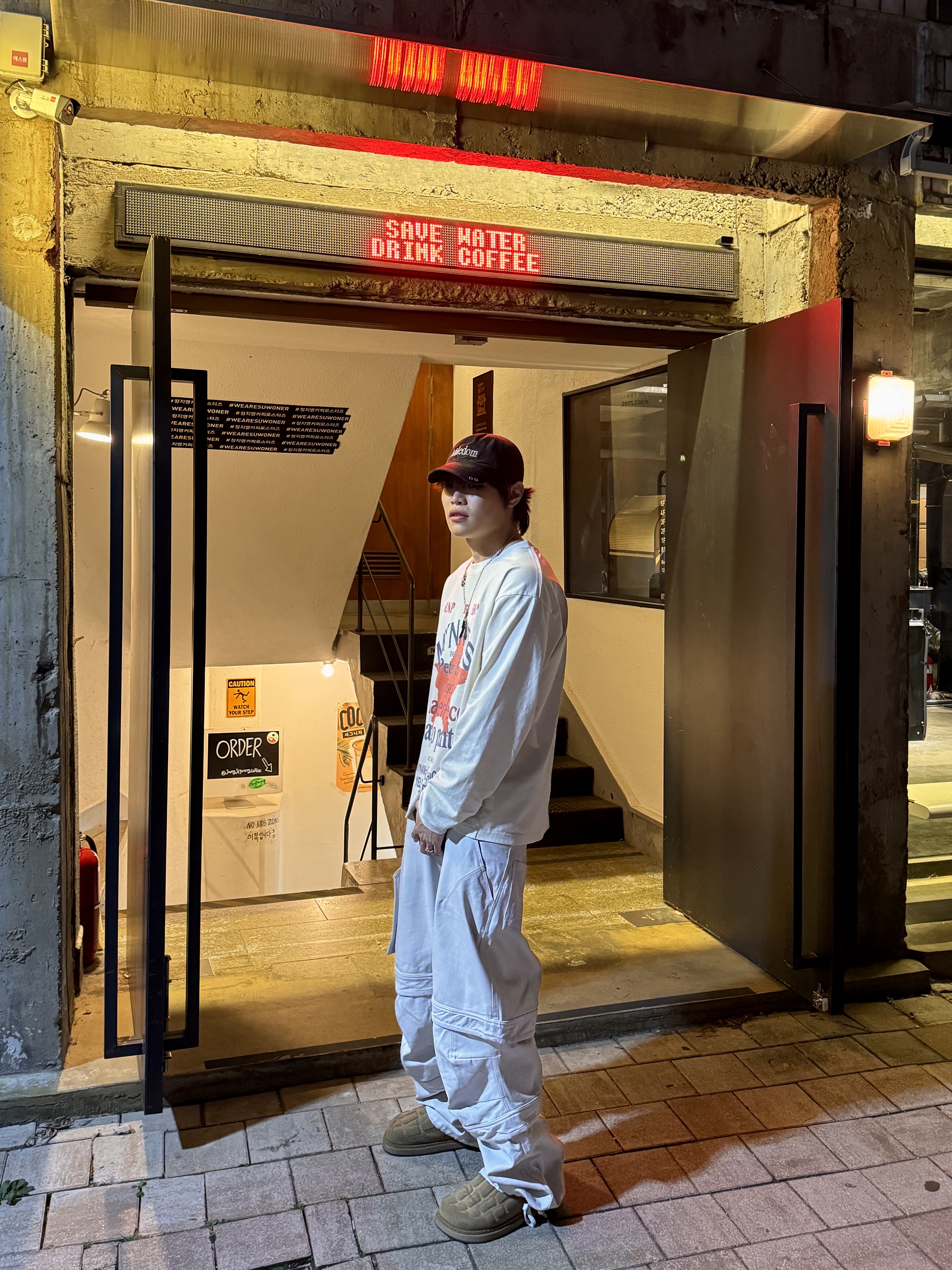 Farfromwhat Far Layered Work Pants White, Kinchi x Yiyae Bone Mule Camel 착용 스타일 - 2