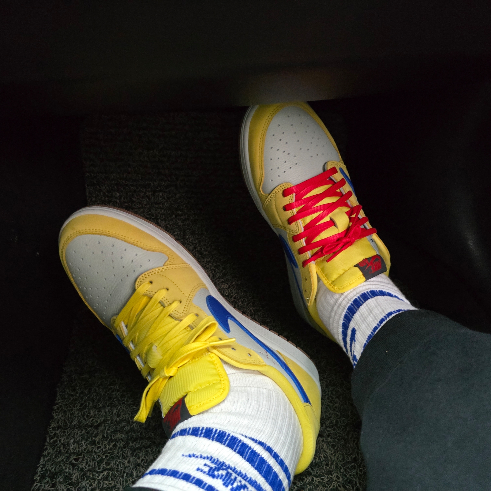 (W) Jordan 1 x Travis Scott Retro Low OG SP Canary 착용 스타일 - 1