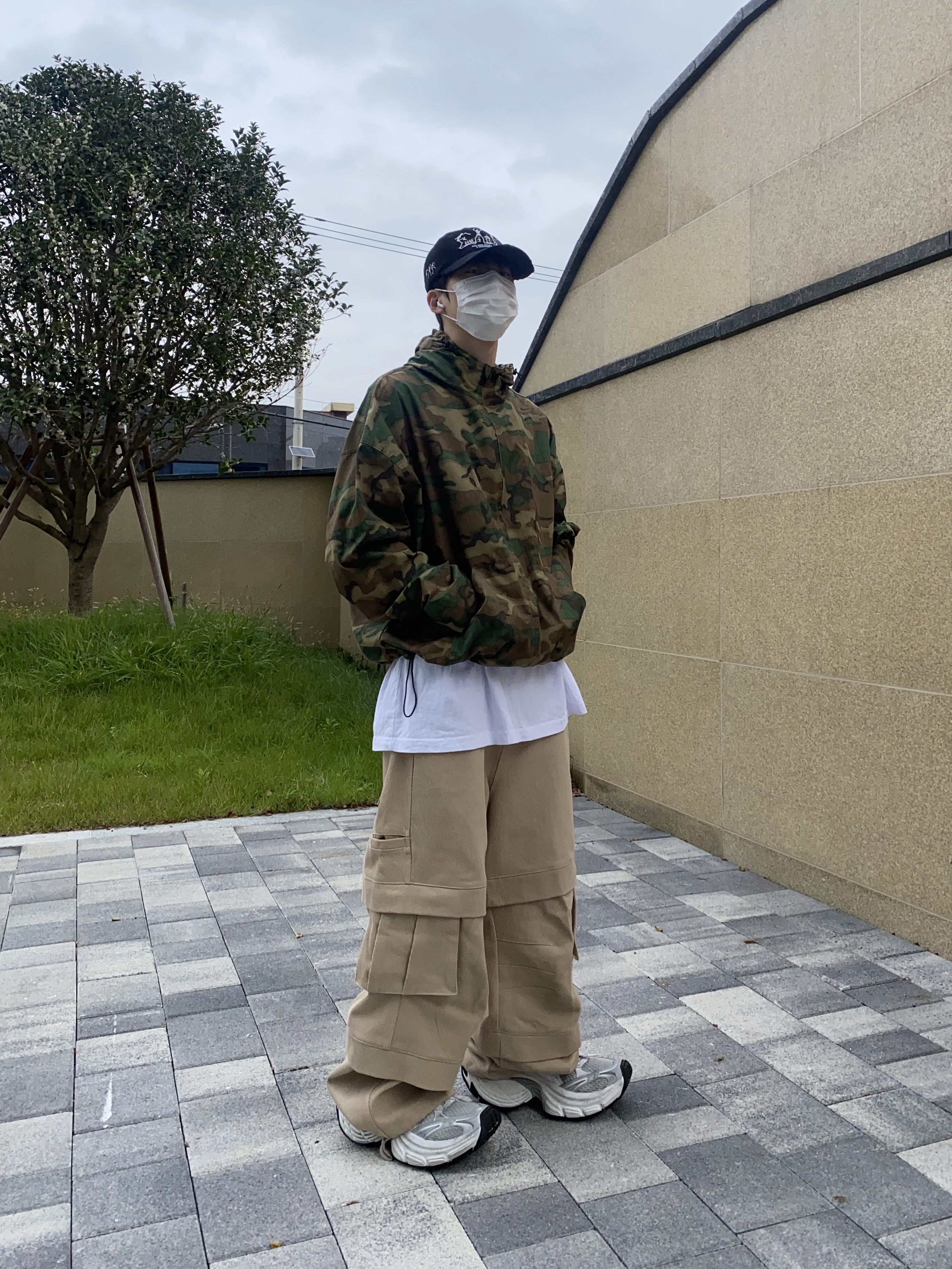 Nonnod Zip Jacket Camo, Balenciaga 10XL Sneakers White Grey Silver Black 착용 스타일 - 2