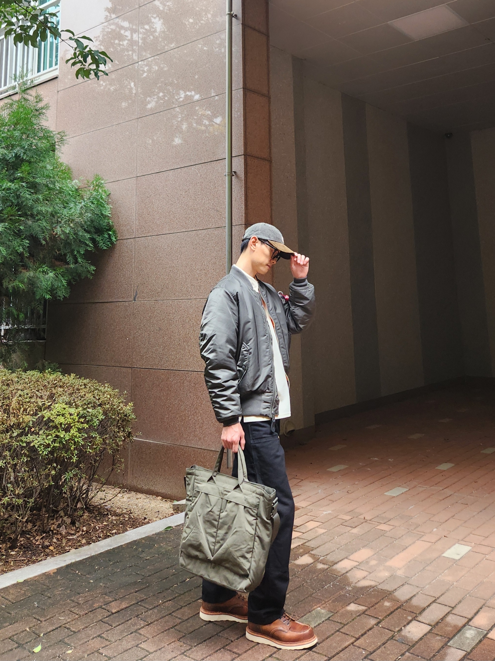 Uniqlo 2-Way Utility Bag Olive, ALPHA INDUSTRIES MA-1 Flight Jacket Sage 착용 스타일 - 3
