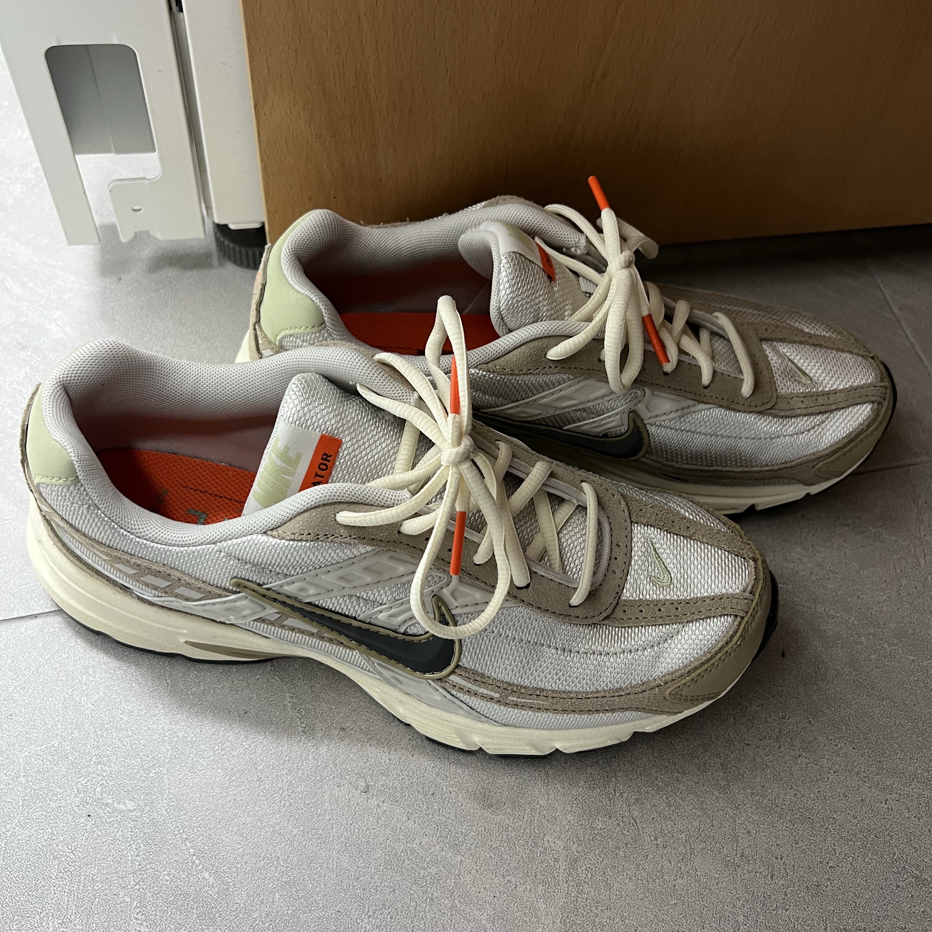Nike Initiator Light Bone Limestone 착용 스타일