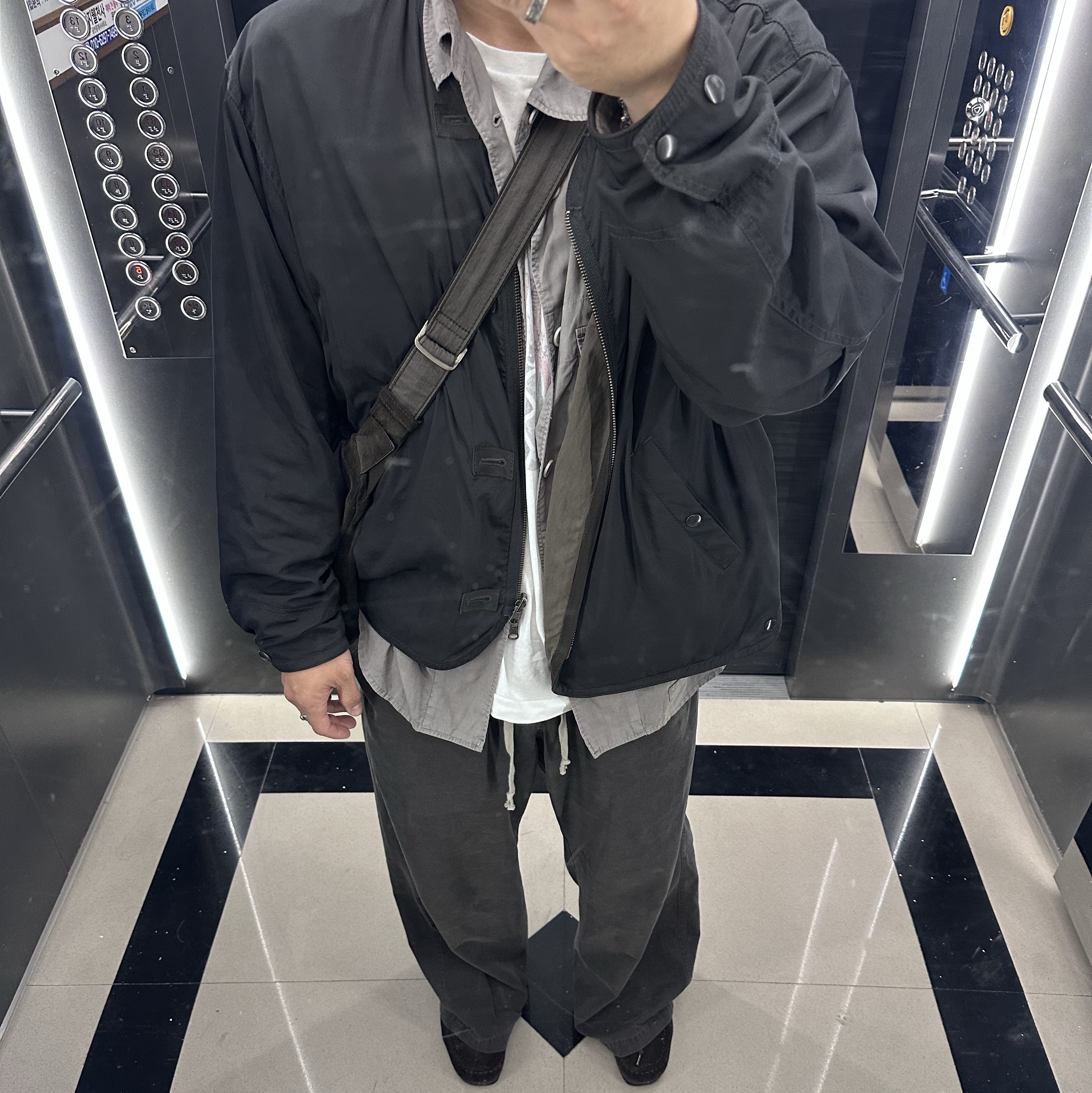 Polyteru Human Index Human Pajama Pants Deep Charcoal 착용 스타일