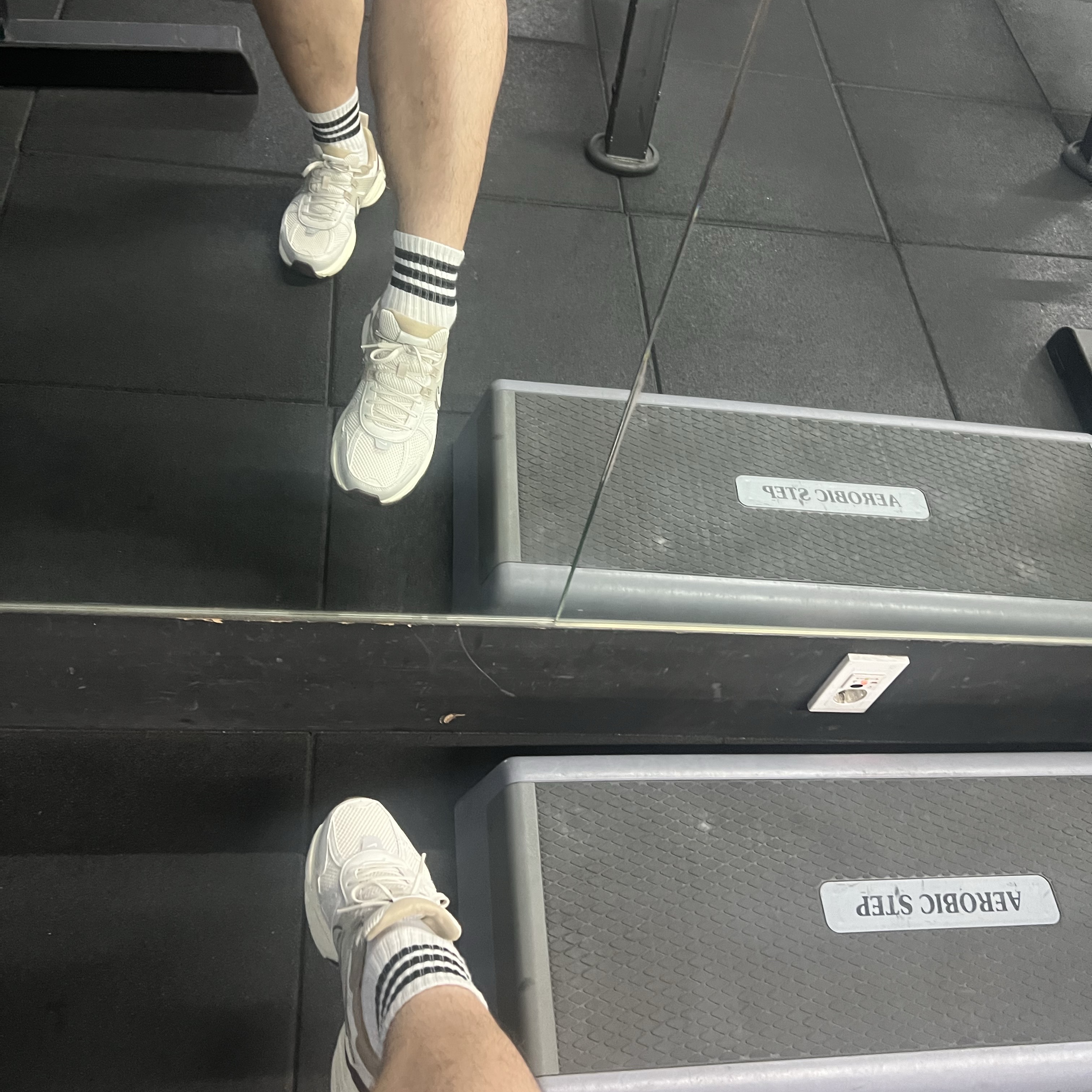 Nike V2K Run Light Orewood Brown Khaki 착용 스타일 - 2