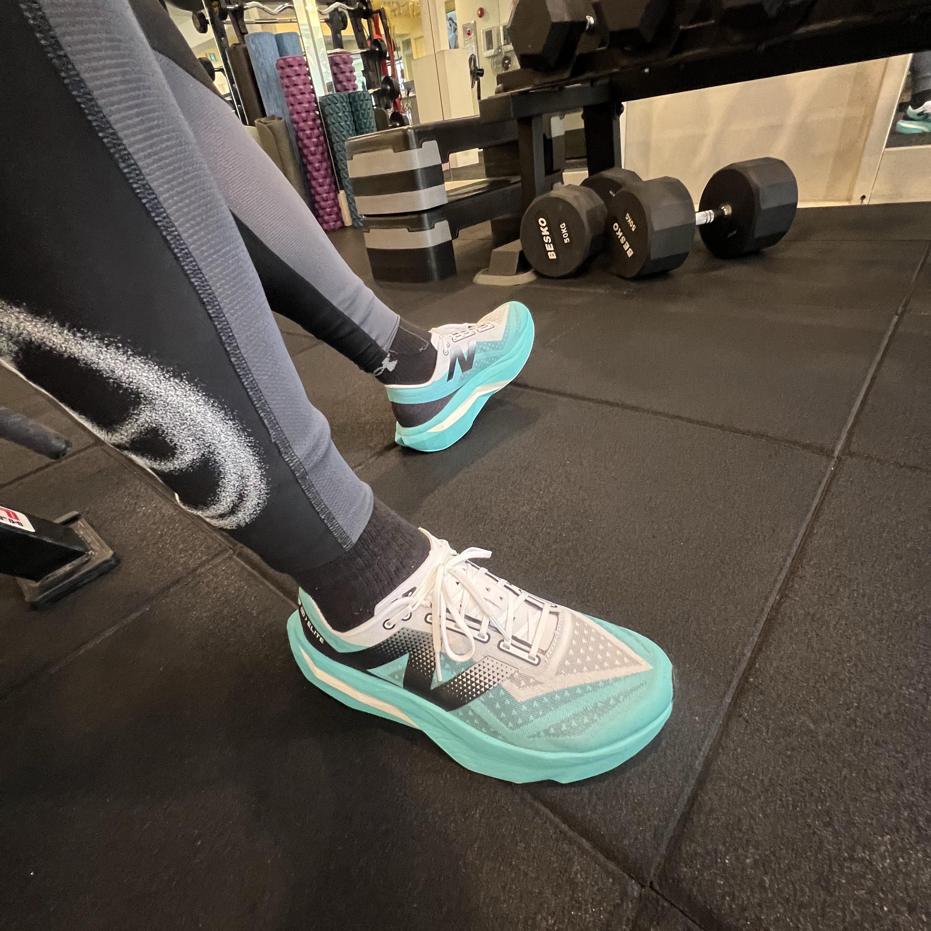 New Balance Fuelcell Supercomp Elite v4 Cyber Jade White - D Standard 착용 스타일