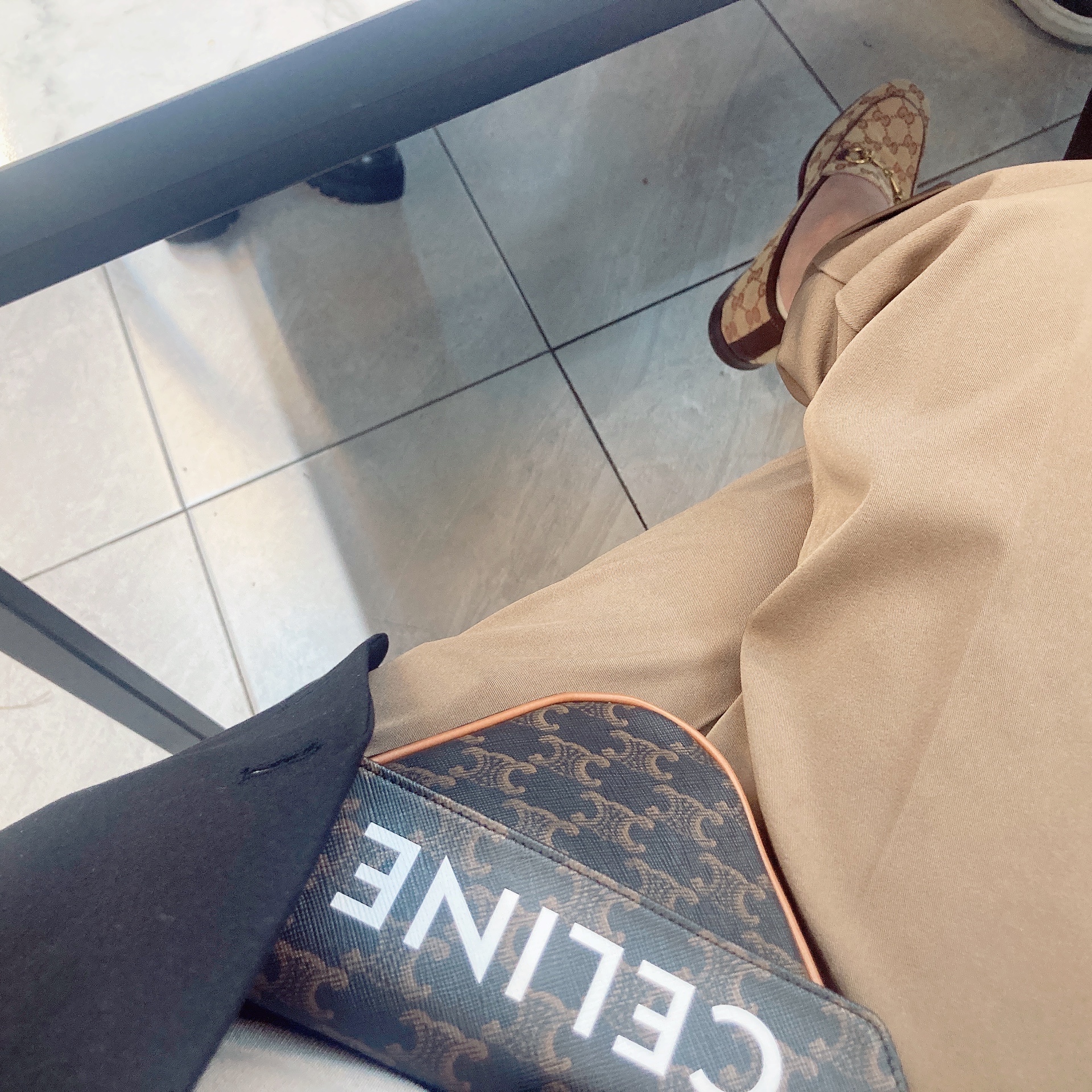 Celine Triangle Bag in Triomphe Canvas with Celine Print Tan 착용 스타일