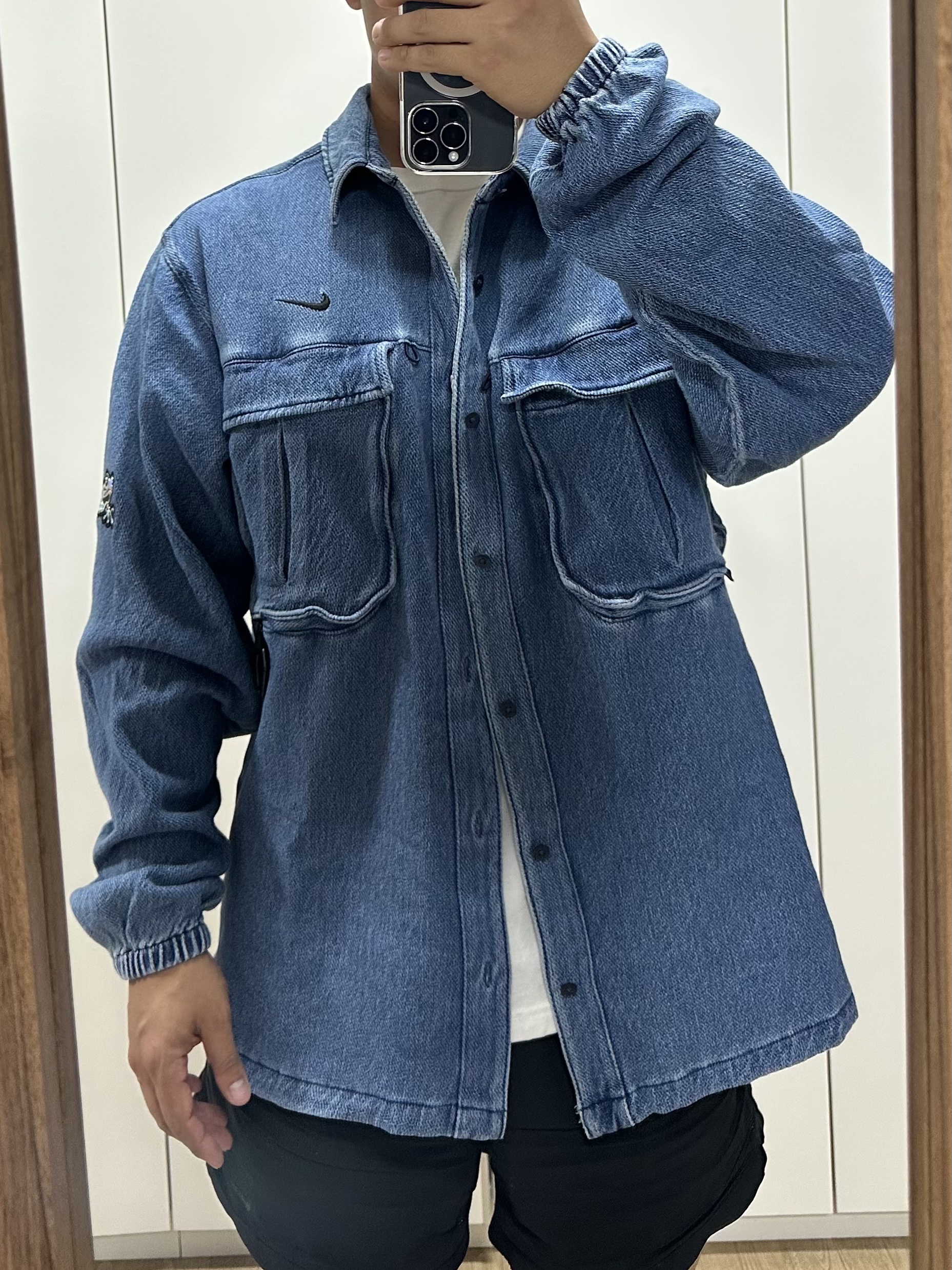 Nike x Drake Nocta Opal Lily Pad Denim Shirt French Blue (FZ3260-486) 착용 스타일 - 4