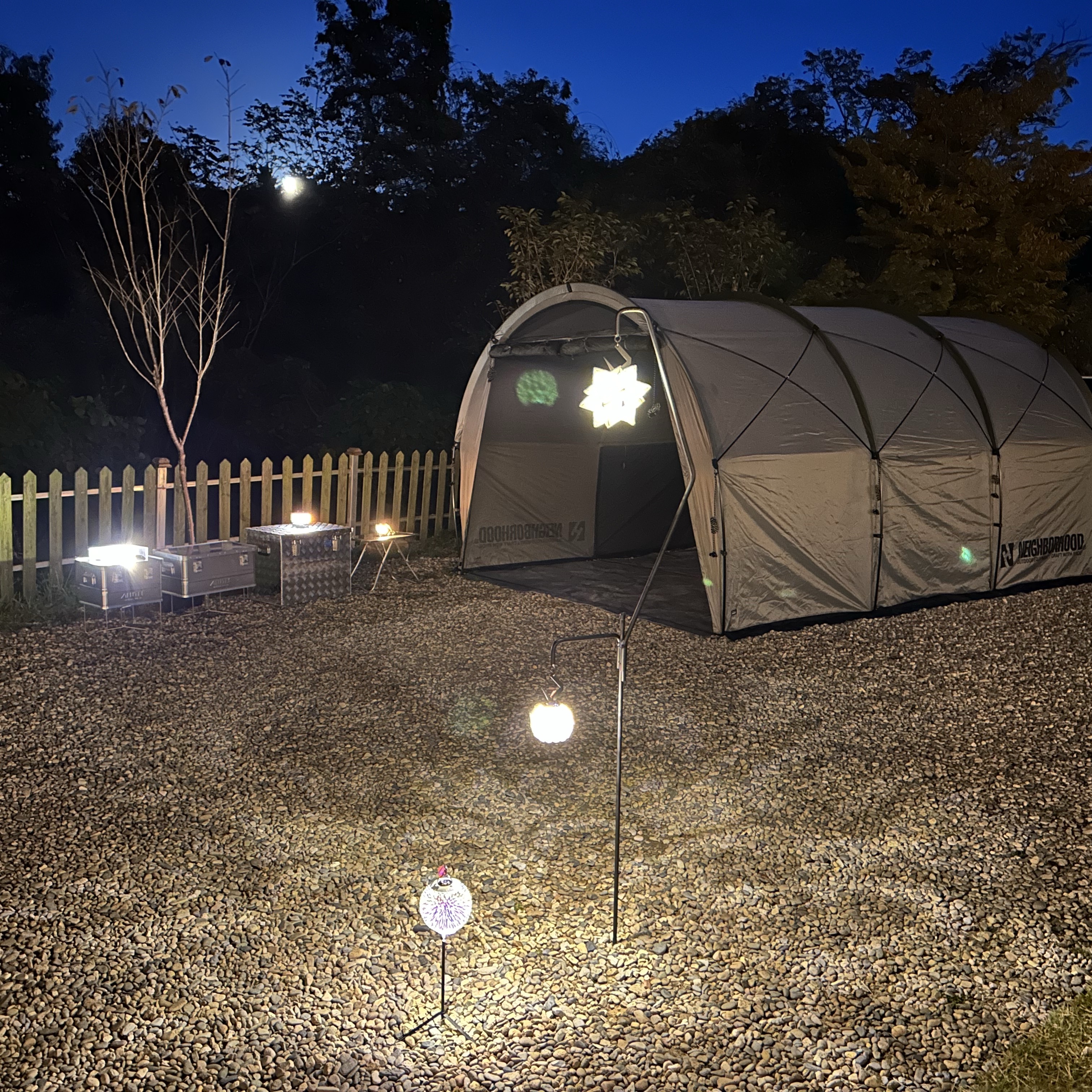 Helinox x Neighborhood Field Tunnel 4.35 Hangar Gray 착용 스타일