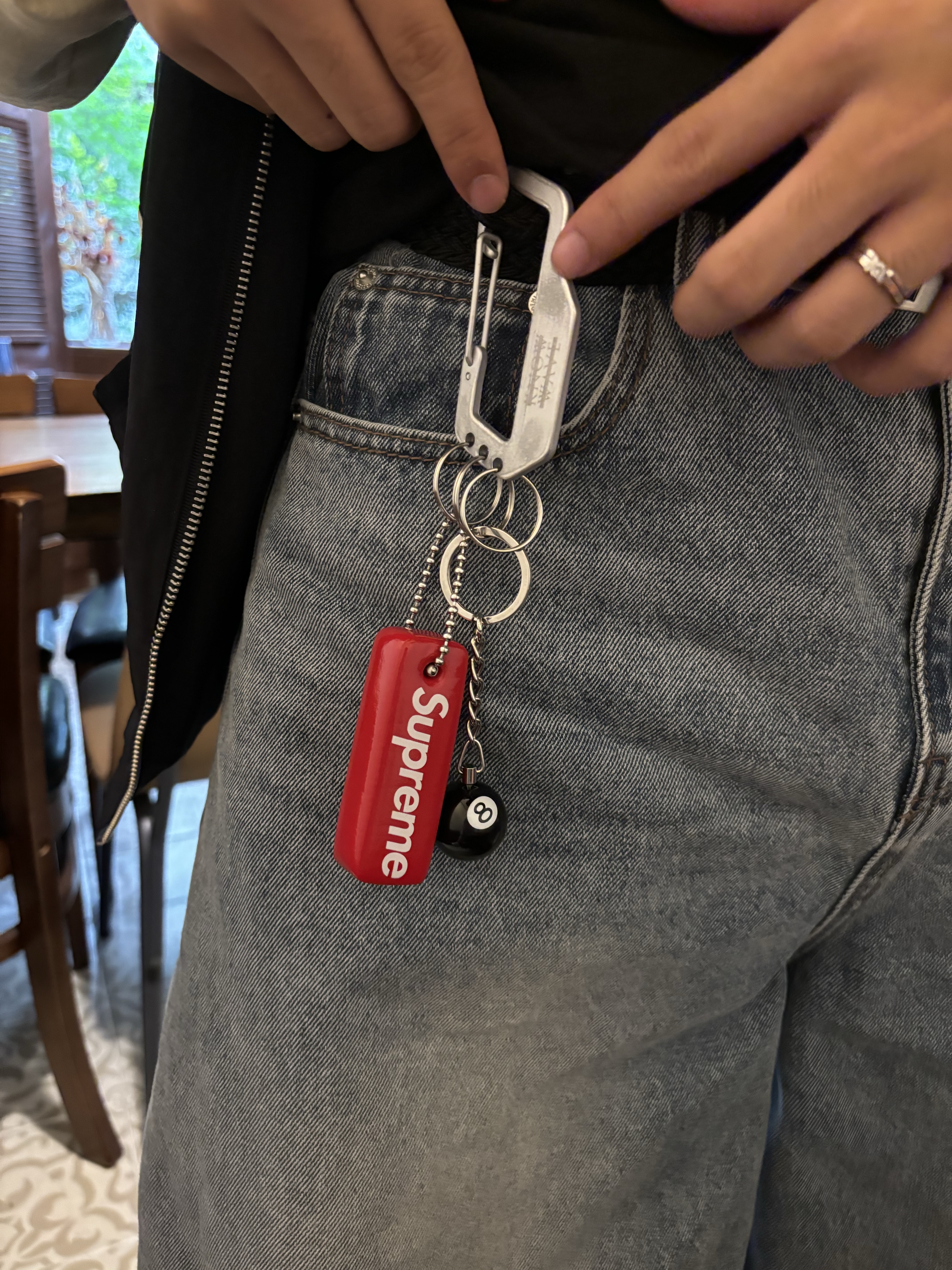 Stussy 8 Ball Keychain Black, Supreme Floating Keychain Red - 23FW 착용 스타일