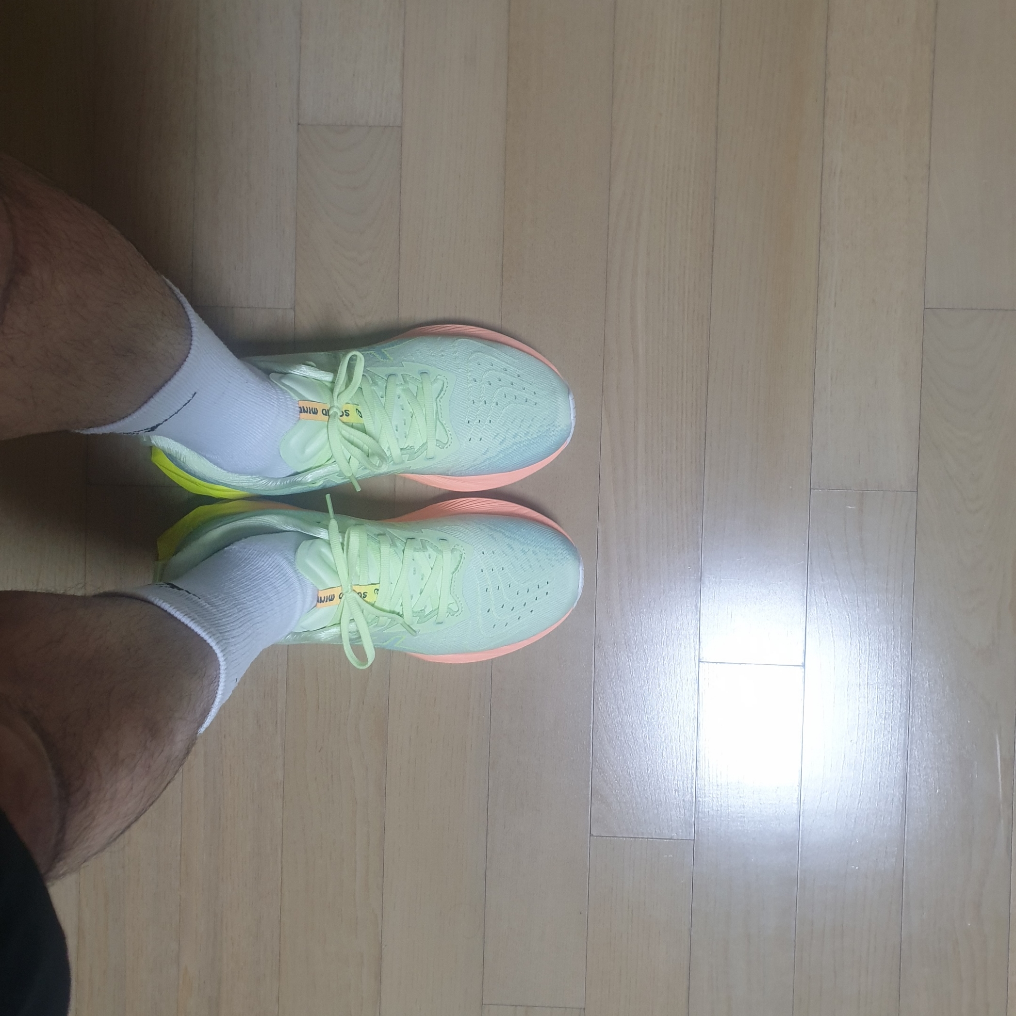 Asics Novablast 4 Cool Matcha Safety Yellow 착용 스타일 - 1