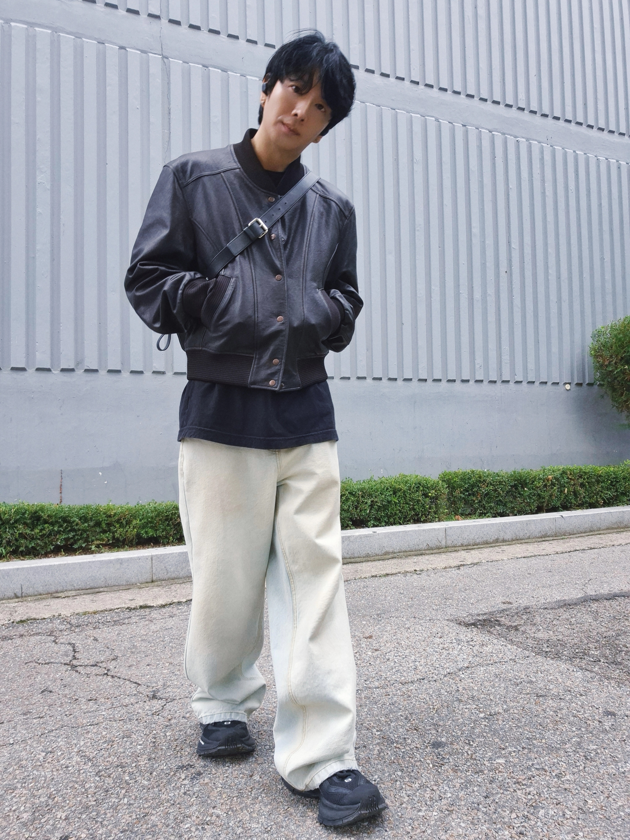 Valentino Leather VLTN Belt Bag Black, Chrome Hearts Scroll Logo T-Shirt Black - Tokyo Exclusive 착용 스타일 - 2