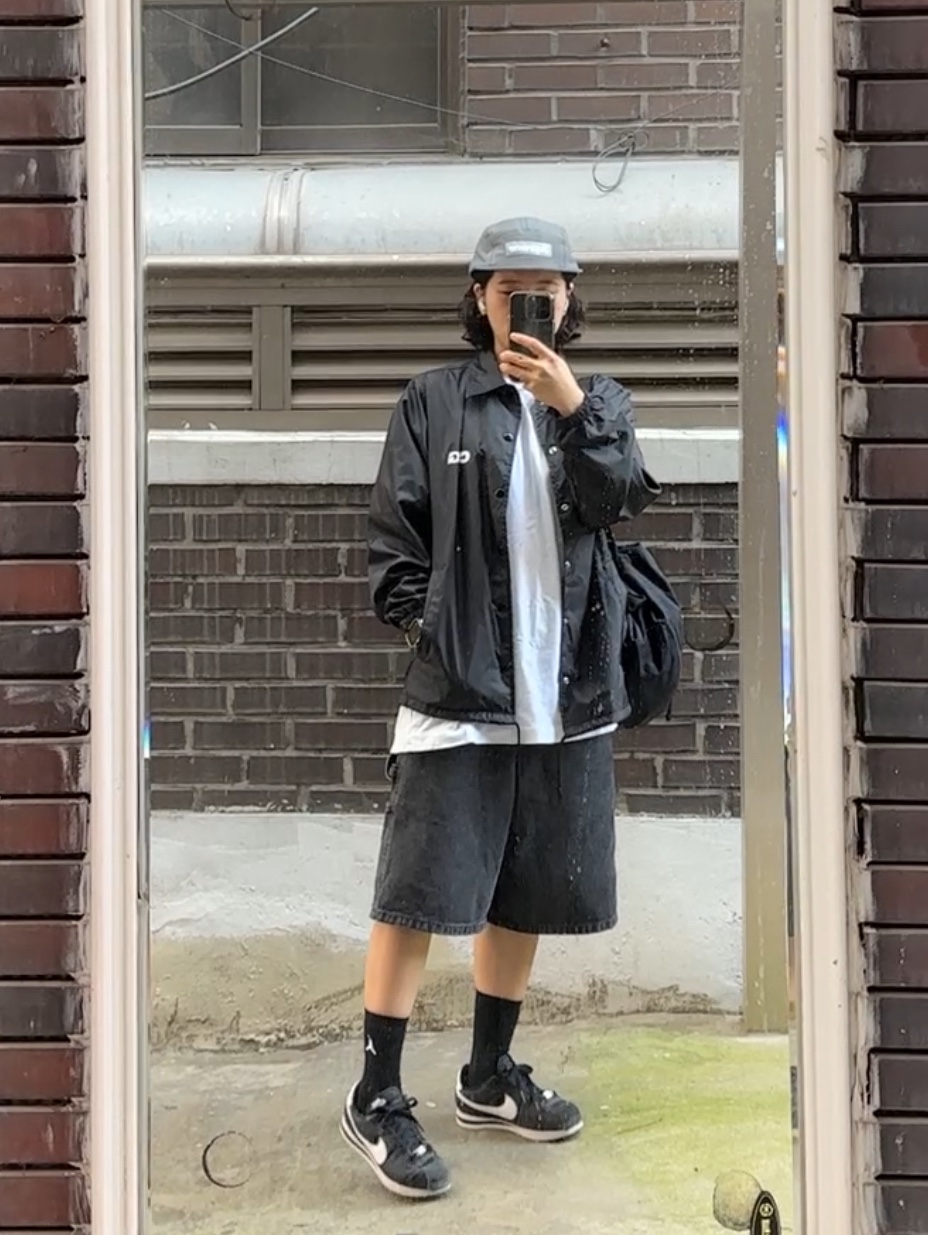 (W) Nike Cortez Black and White, CDG Coach Jacket5 Black 착용 스타일
