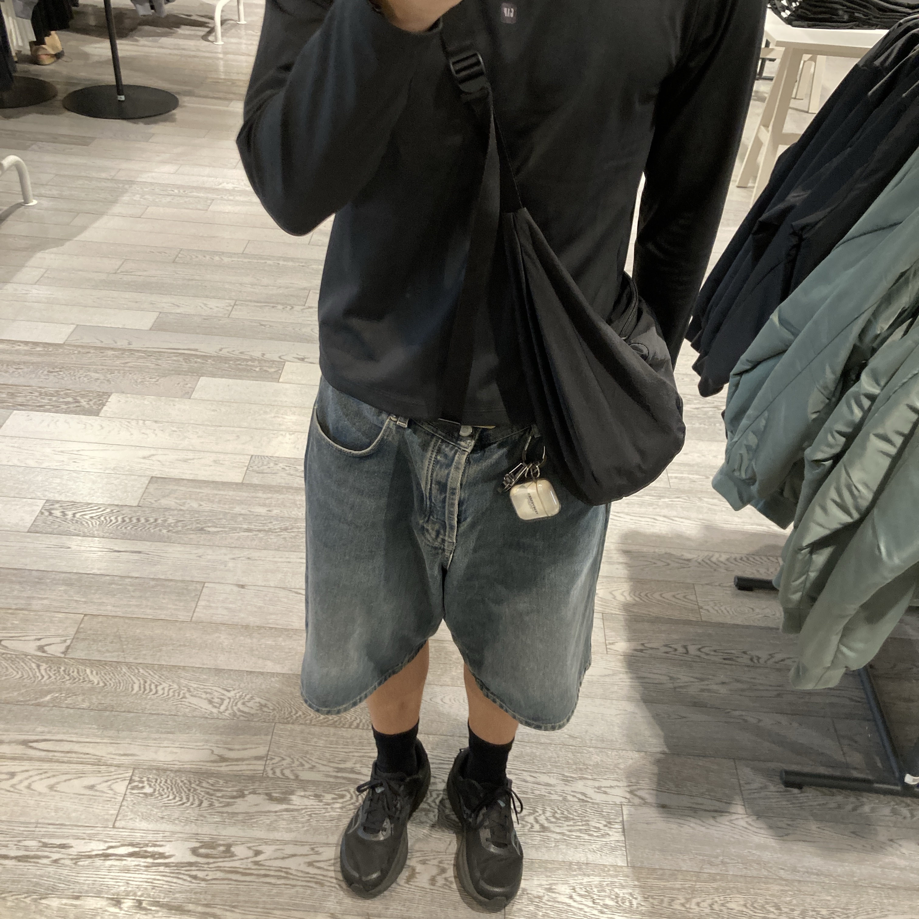 Yeezy Gap Engineered By Balenciaga Long-Sleeve Second Skin Black 착용 스타일