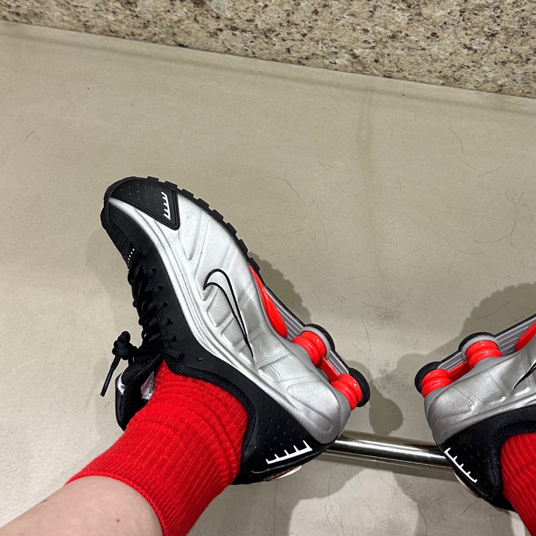 Nike Shox R4 Black and Metallic Silver 착용 스타일