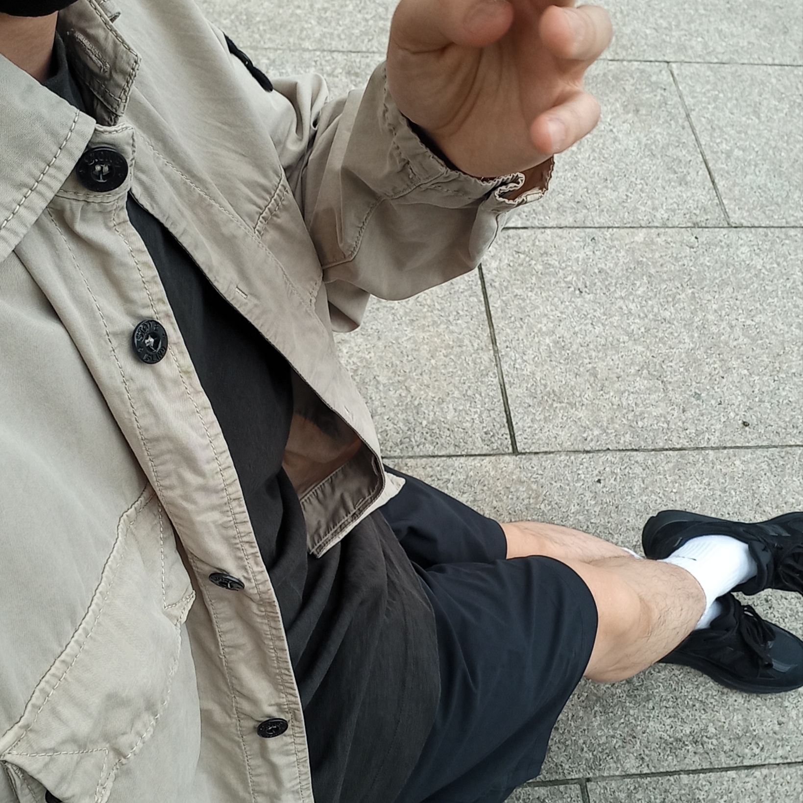 Louis Vuitton Duo Messenger Bag Black, New Balance x Stone Island 991v2 Made in UK Black 착용 스타일 - 3