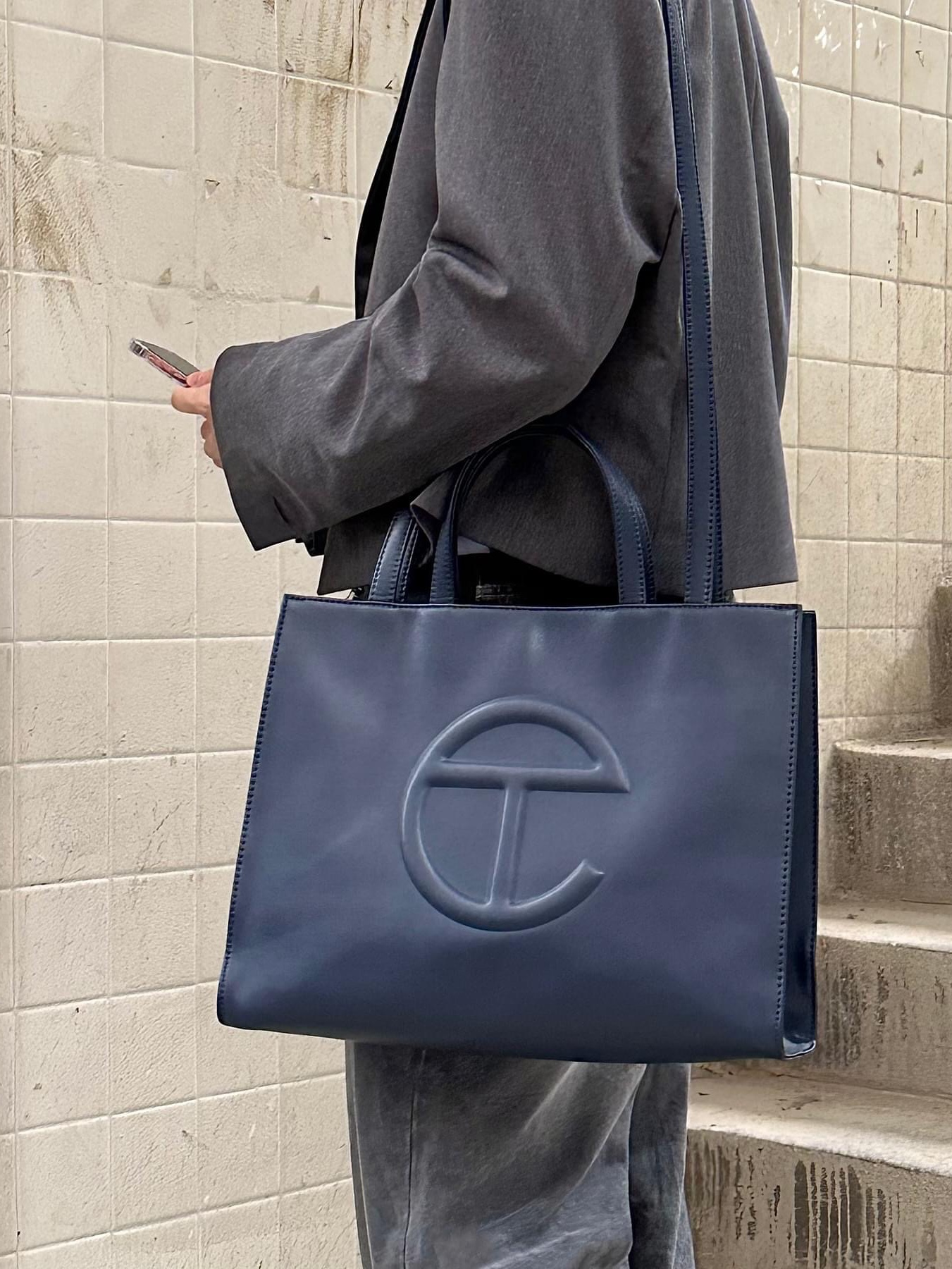 (W) Swarovski Facet Swan Necklace Black, Telfar Medium Shopping Bag Navy 착용 스타일 - 6