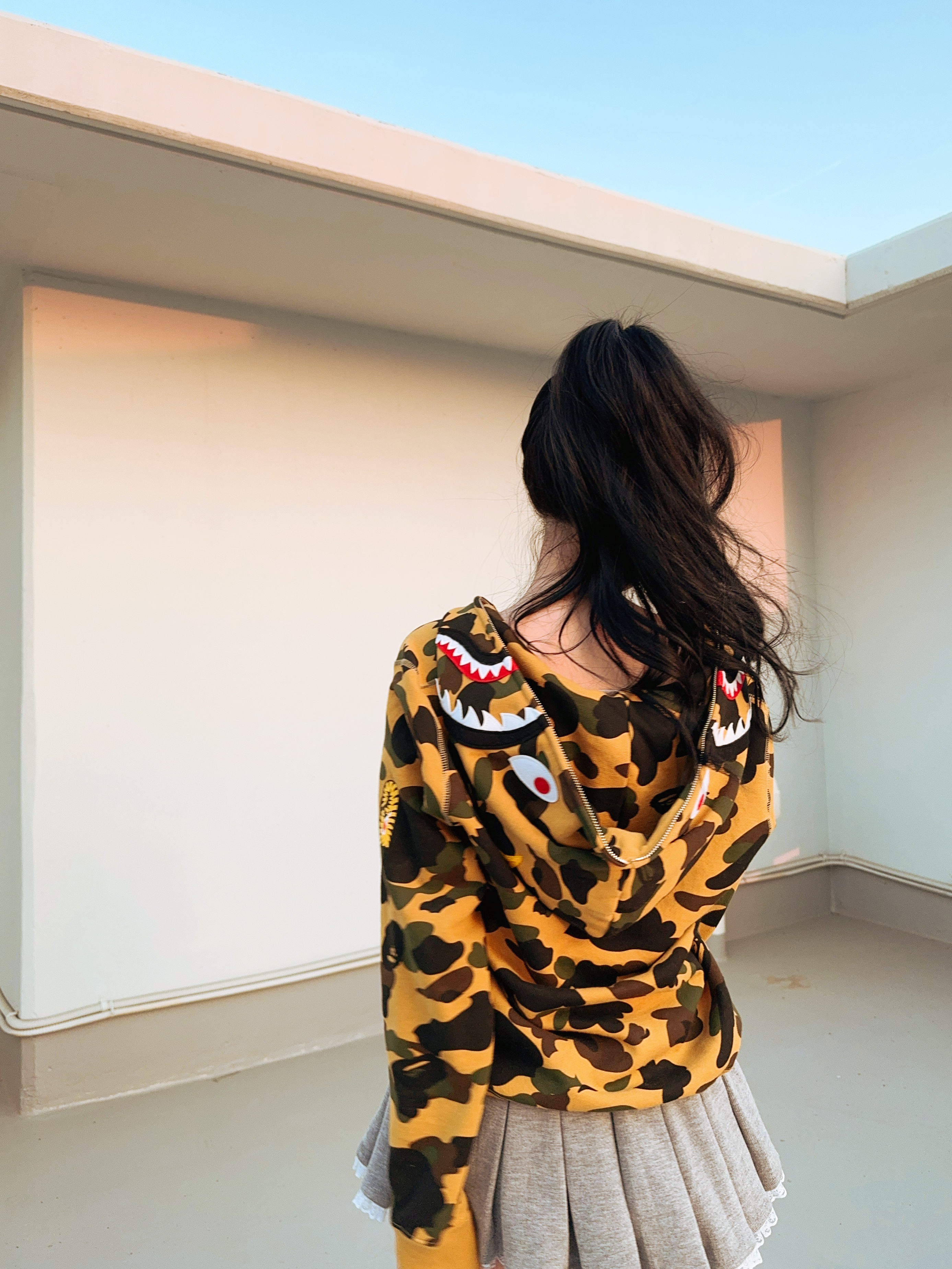 Palace Script Hoop Earrings Gold Plated - 24FW, BAPE 1st Camo Shark Full Zip Hoodie Yellow 착용 스타일 - 4