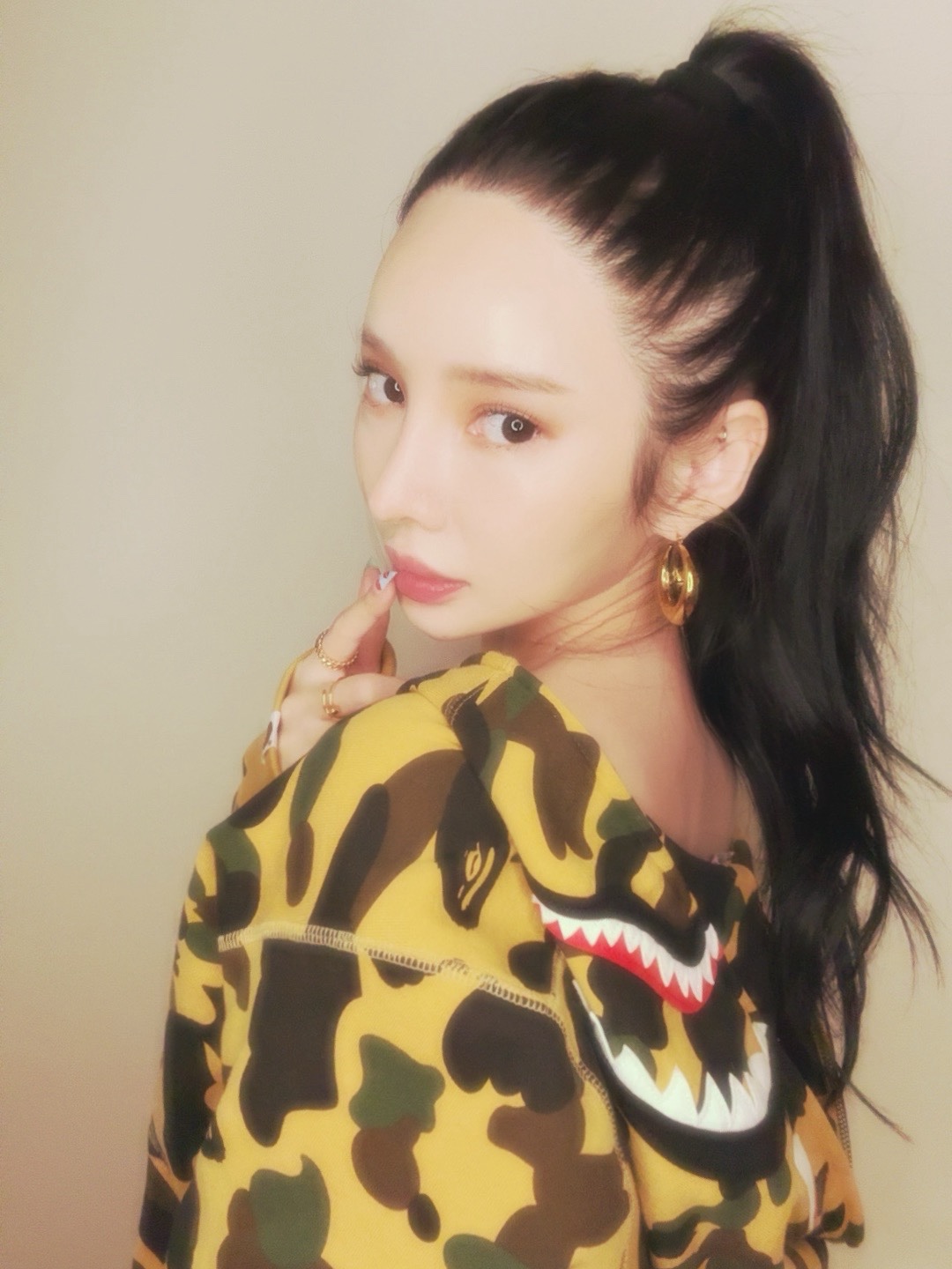 Palace Script Hoop Earrings Gold Plated - 24FW, BAPE 1st Camo Shark Full Zip Hoodie Yellow 착용 스타일 - 5