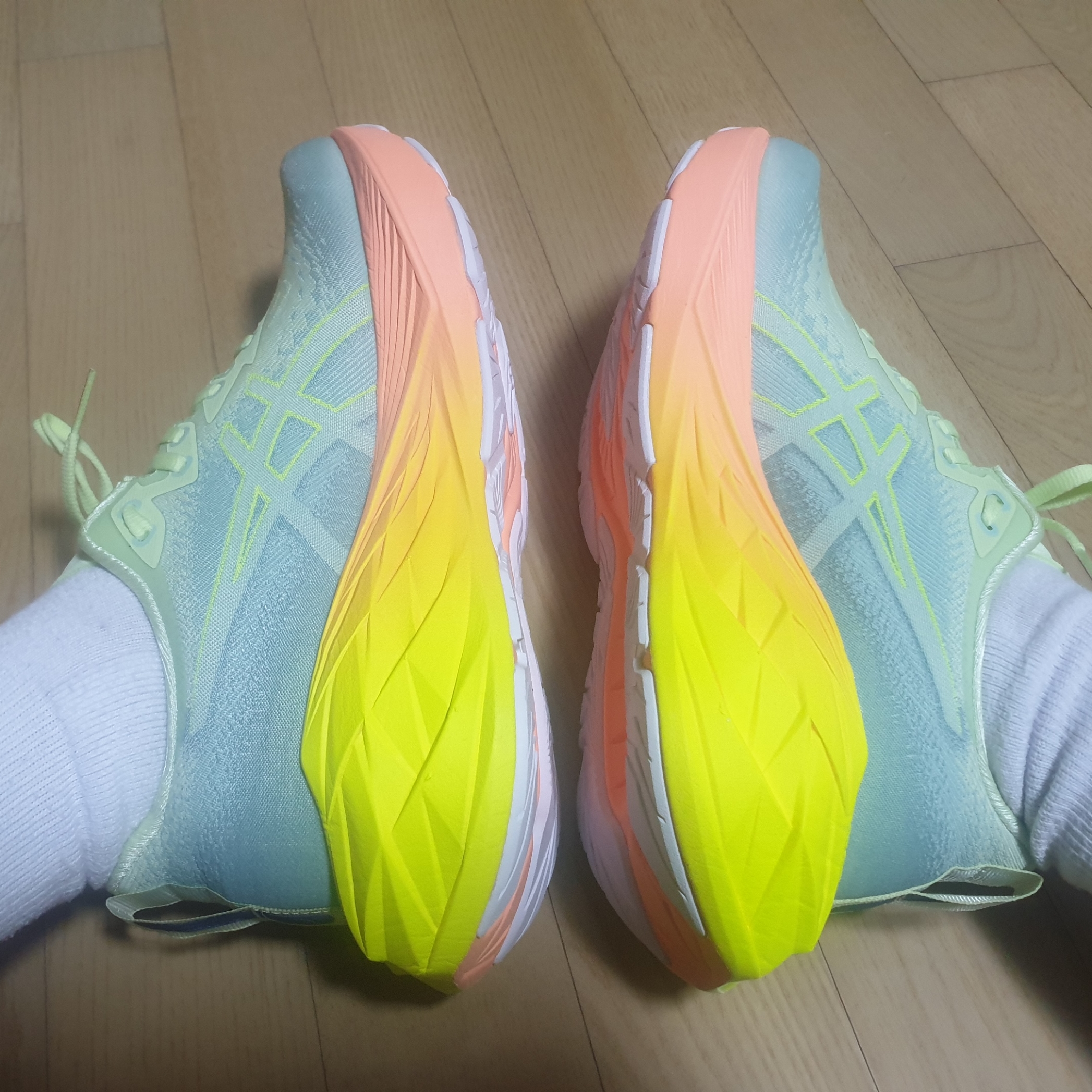 Asics Novablast 4 Cool Matcha Safety Yellow 착용 스타일 - 2