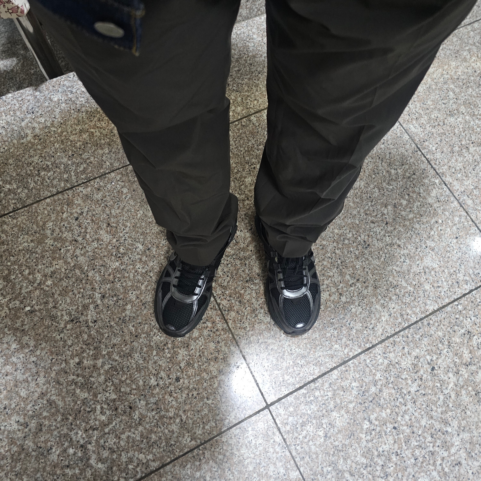 Nike V2K Run Black Anthracite 착용 스타일