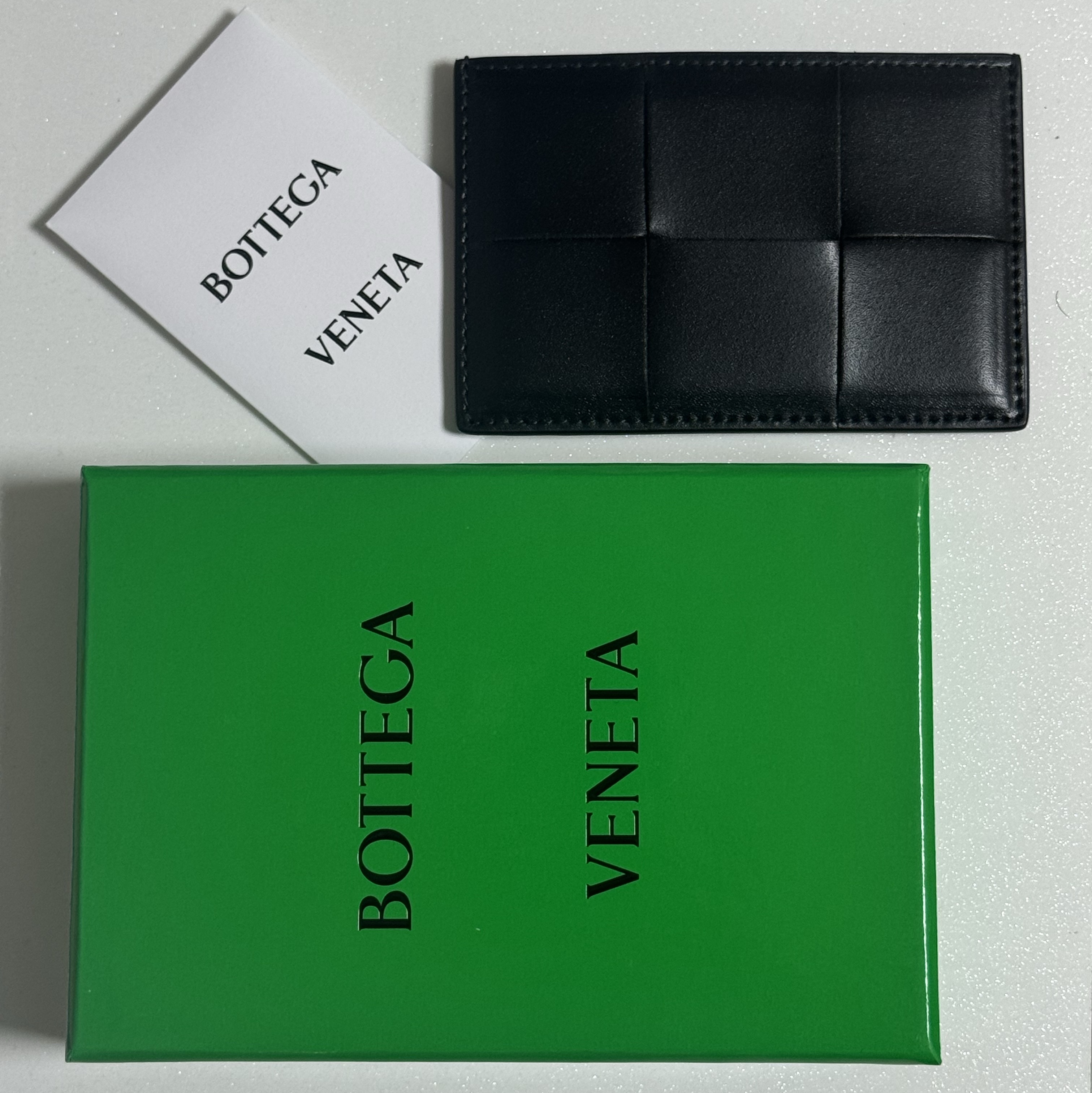Bottega Veneta Credit Card Case Calfskin Black 착용 스타일